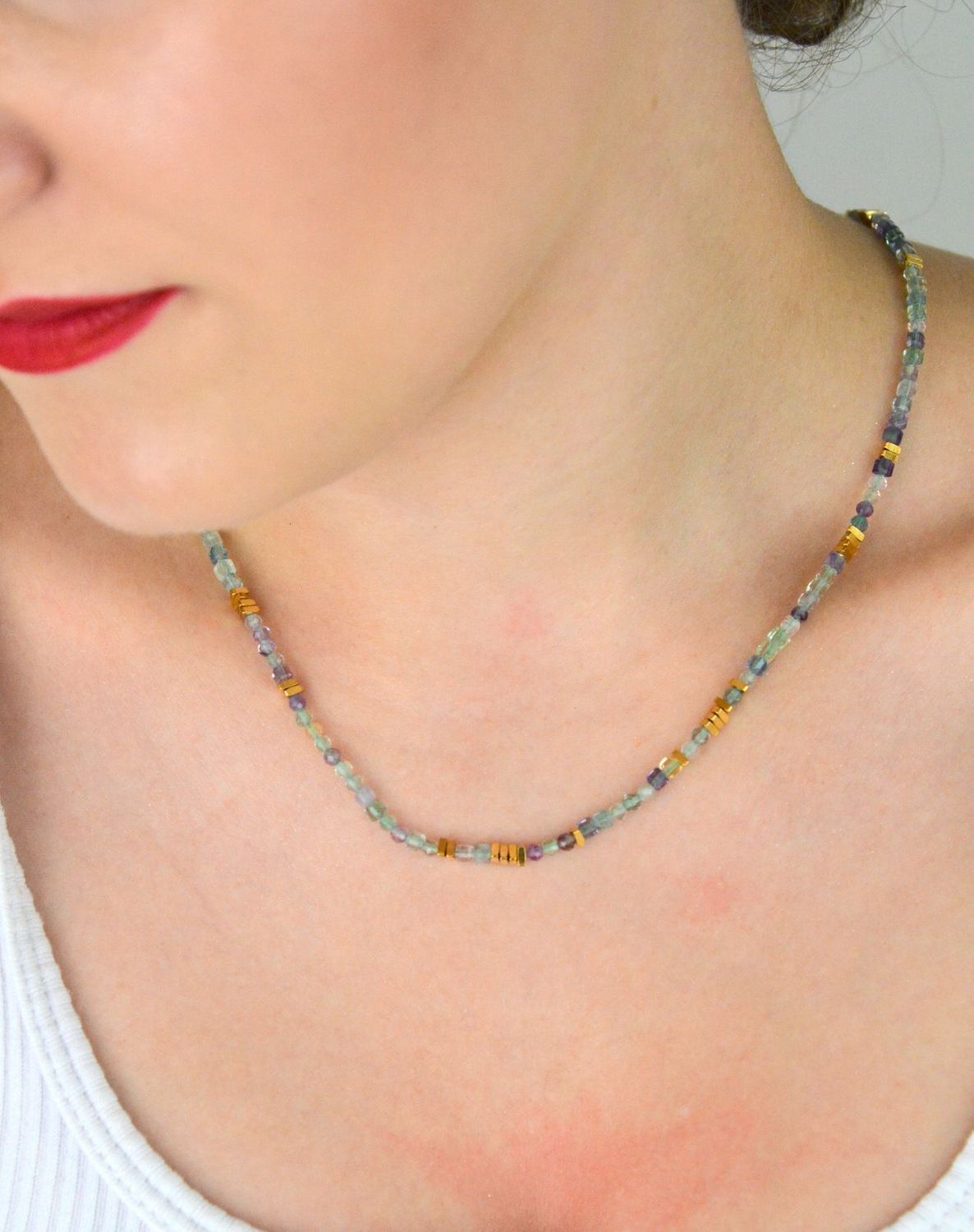 Naszyjnik damski stalowy pozłacany z kamieniem naturalnym fluorytem. Długość 40 + 5 cm, zapięcie na karabińczyk. Delikatna i elegancka biżuteria na każdą okazję.1.jpg