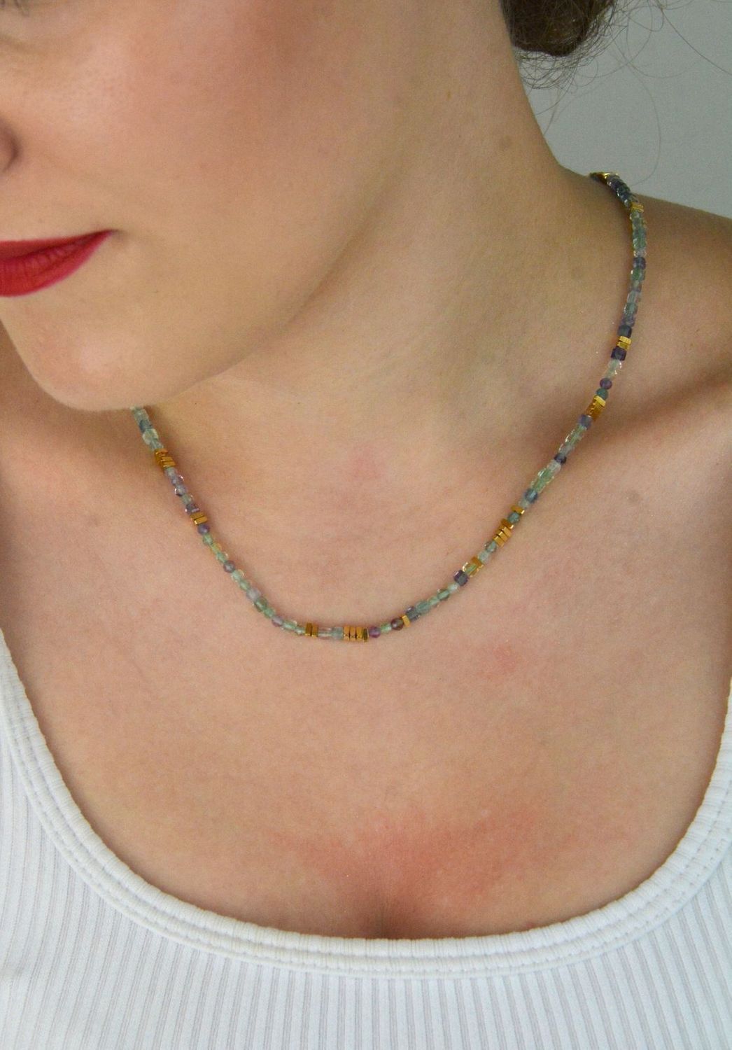 Naszyjnik damski stalowy pozłacany z kamieniem naturalnym fluorytem. Długość 40 + 5 cm, zapięcie na karabińczyk. Delikatna i elegancka biżuteria na każdą okazję.1.jpg