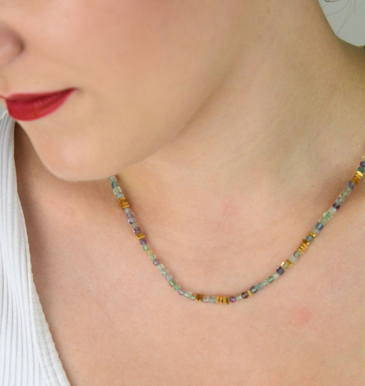 Naszyjnik damski stalowy pozłacany z kamieniem naturalnym fluorytem. Długość 40 + 5 cm, zapięcie na karabińczyk. Delikatna i elegancka biżuteria na każdą okazję.1.jpg