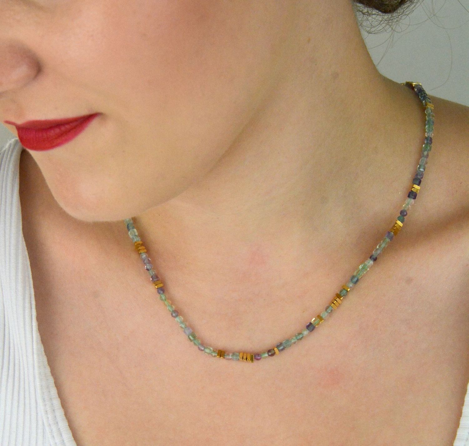 Naszyjnik damski stalowy pozłacany z kamieniem naturalnym fluorytem. Długość 40 + 5 cm, zapięcie na karabińczyk. Delikatna i elegancka biżuteria na każdą okazję.1.jpg