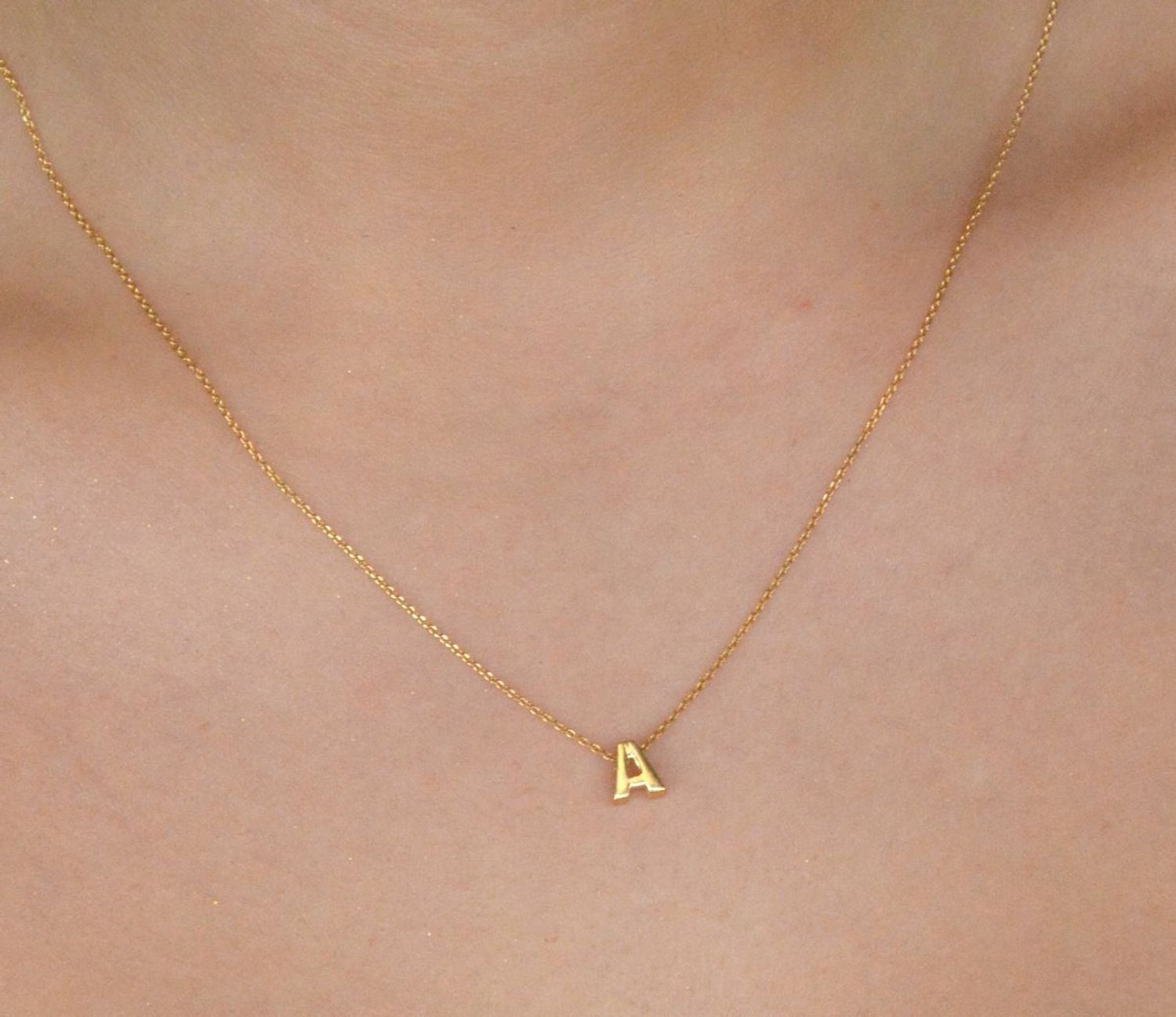 Srebrny naszyjnik damski z literką A pozłacany srebro 925 DIA-NSZ-ALSS0486NY-925. Srebrny naszyjnik celebrytka na prezent CELEBRYTKA pozłacana. Naszyjnik został wykonany ze srebra próby 925 1.jpg