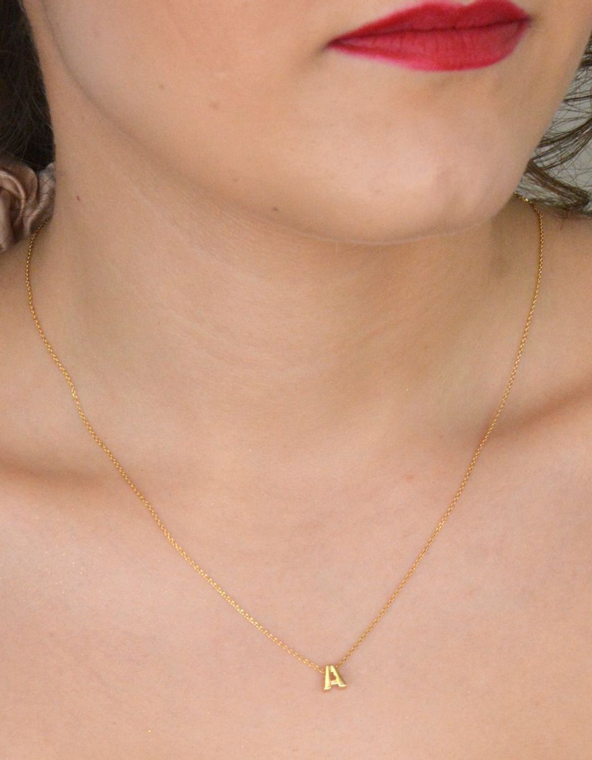 Srebrny naszyjnik damski z literką A pozłacany srebro 925 DIA-NSZ-ALSS0486NY-925. Srebrny naszyjnik celebrytka na prezent CELEBRYTKA pozłacana. Naszyjnik został wykonany ze srebra próby 925 1.jpg