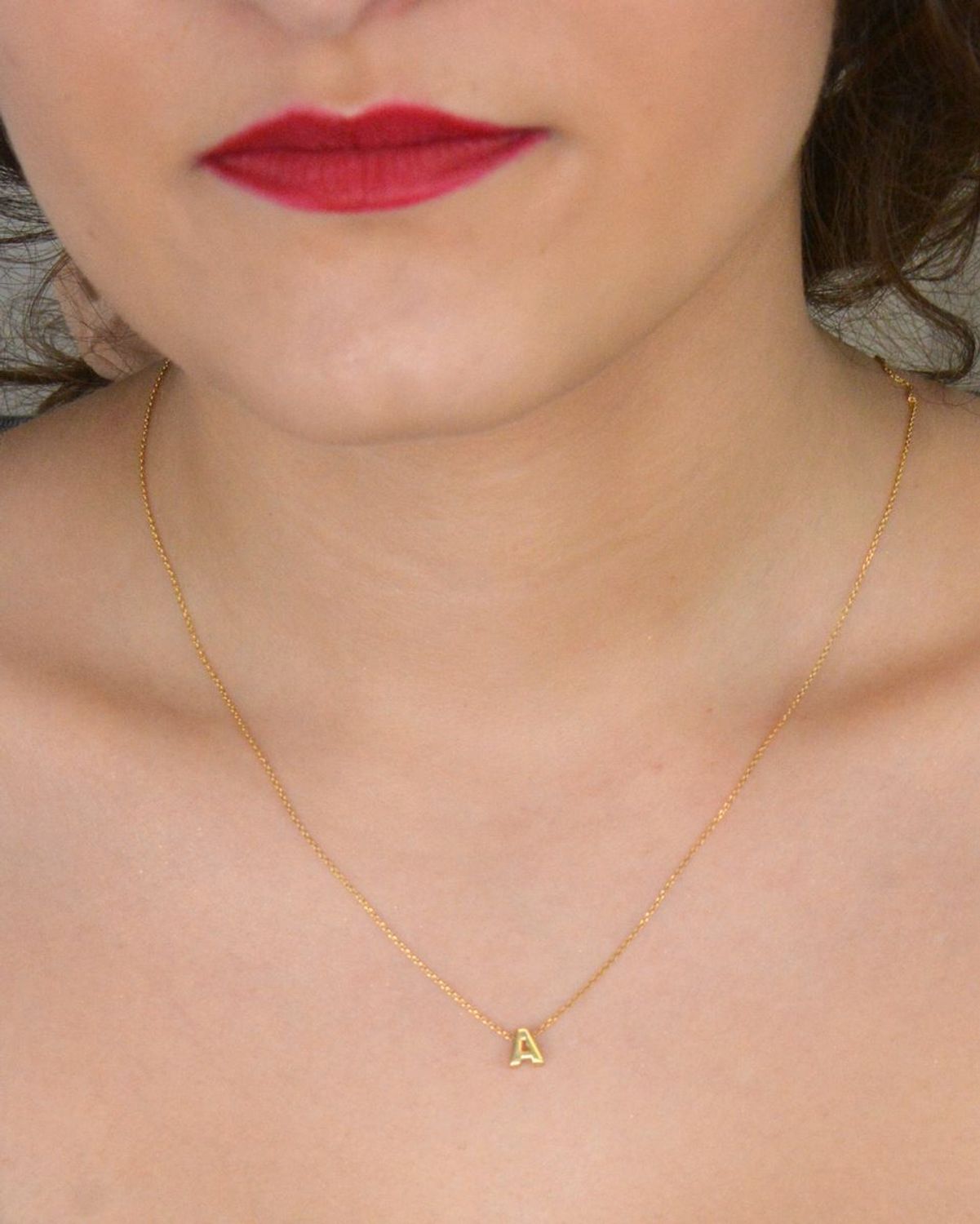 Srebrny naszyjnik damski z literką A pozłacany srebro 925 DIA-NSZ-ALSS0486NY-925. Srebrny naszyjnik celebrytka na prezent CELEBRYTKA pozłacana. Naszyjnik został wykonany ze srebra próby 925 1.jpg