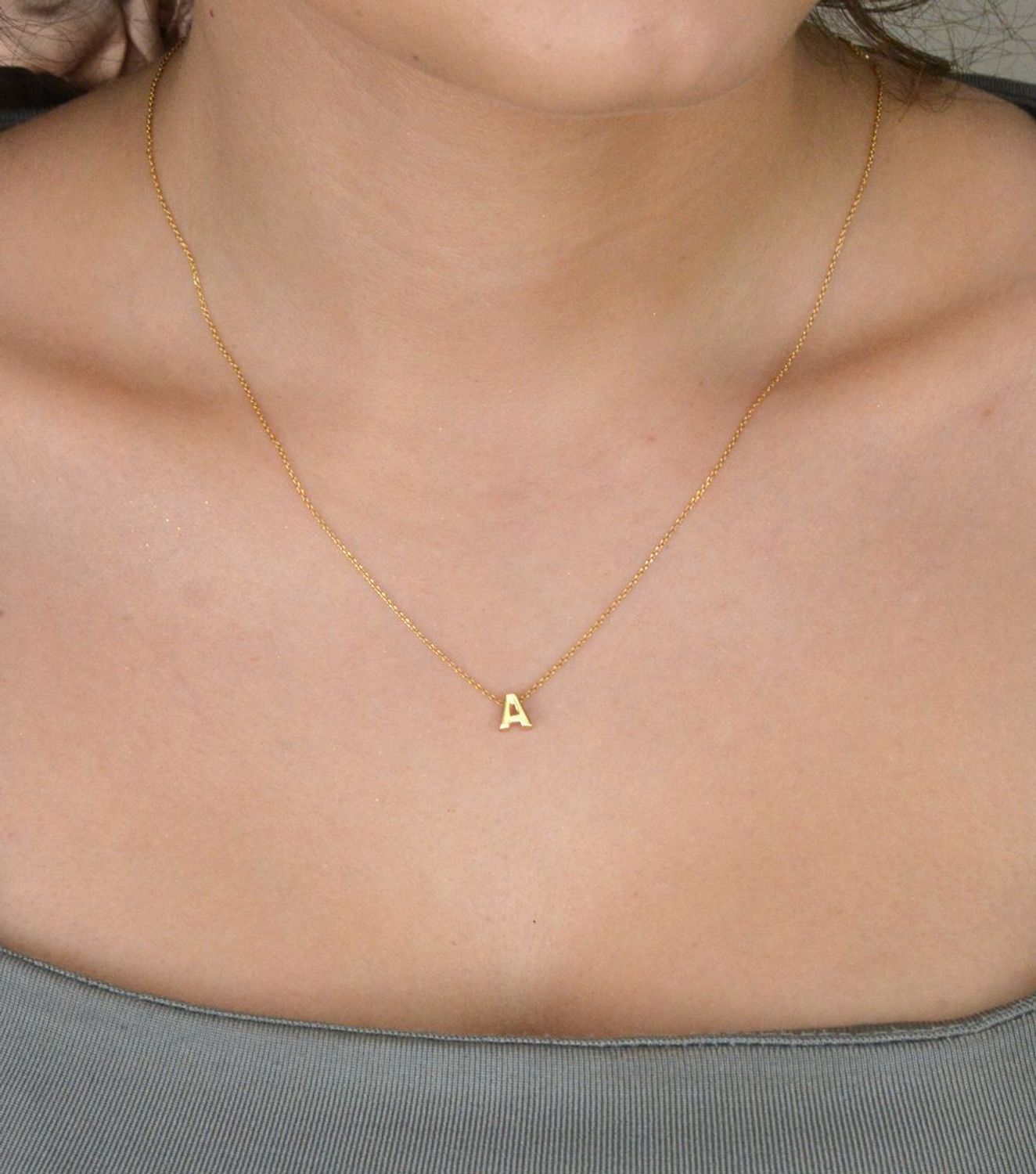 Srebrny naszyjnik damski z literką A pozłacany srebro 925 DIA-NSZ-ALSS0486NY-925. Srebrny naszyjnik celebrytka na prezent CELEBRYTKA pozłacana. Naszyjnik został wykonany ze srebra próby 925 1.jpg