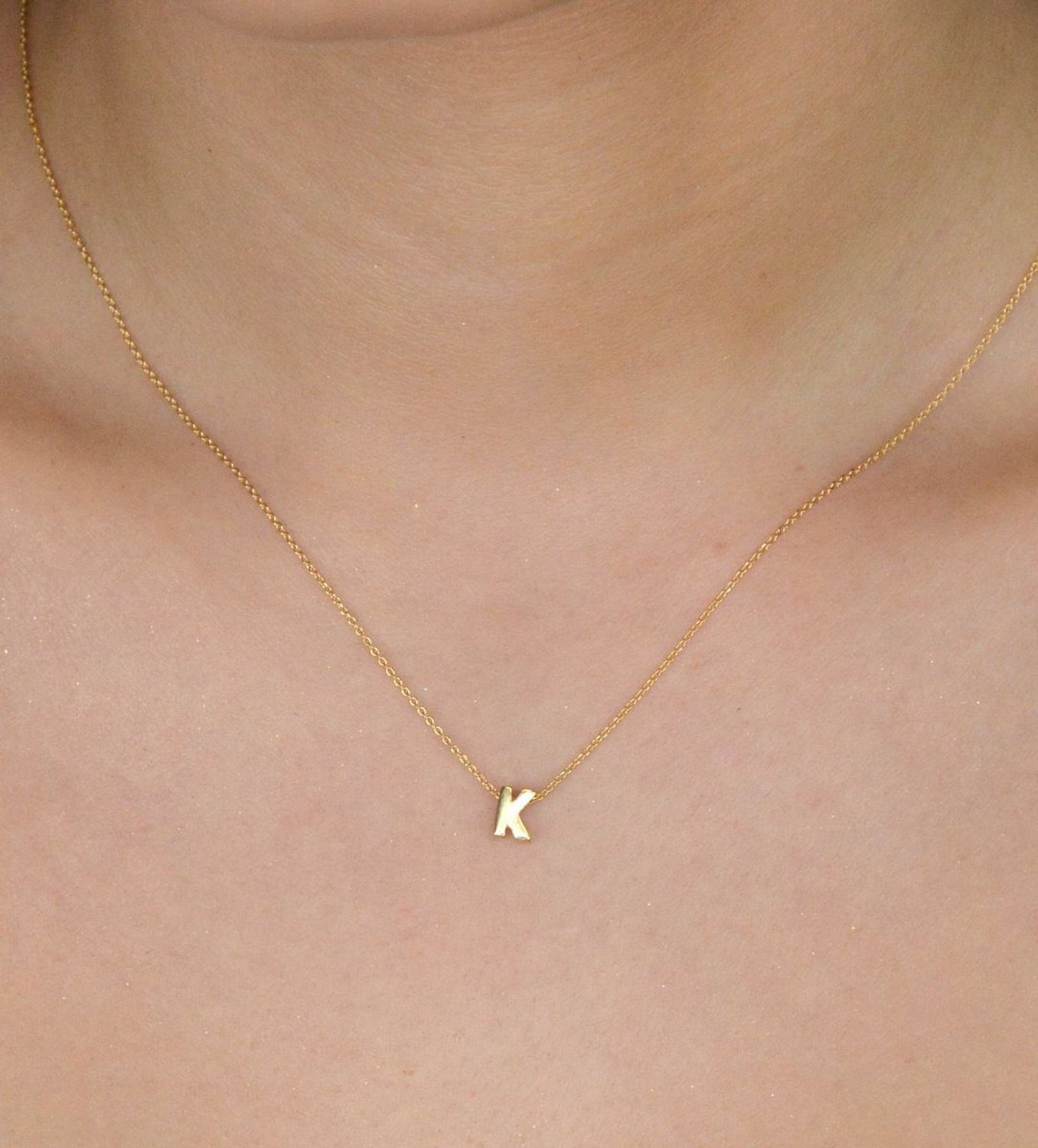 Srebrny naszyjnik damski z literką K pozłacany srebro 925 DIA-NSZ-ALSS0487NY-925. Srebrny naszyjnik celebrytka na prezent CELEBRYTKA pozłacana. Naszyjnik został wykonany ze srebra próby 925 1.jpg