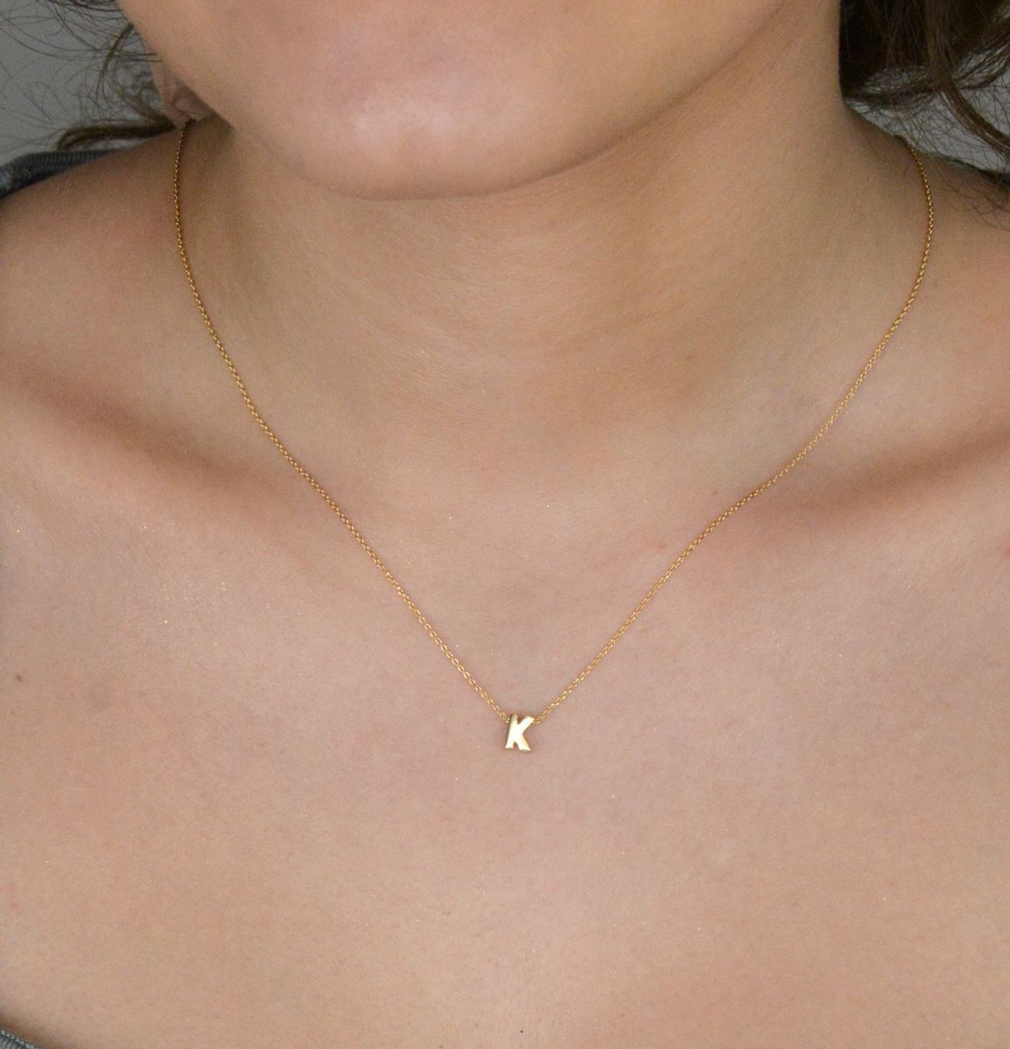 Srebrny naszyjnik damski z literką K pozłacany srebro 925 DIA-NSZ-ALSS0487NY-925. Srebrny naszyjnik celebrytka na prezent CELEBRYTKA pozłacana. Naszyjnik został wykonany ze srebra próby 925 1.jpg