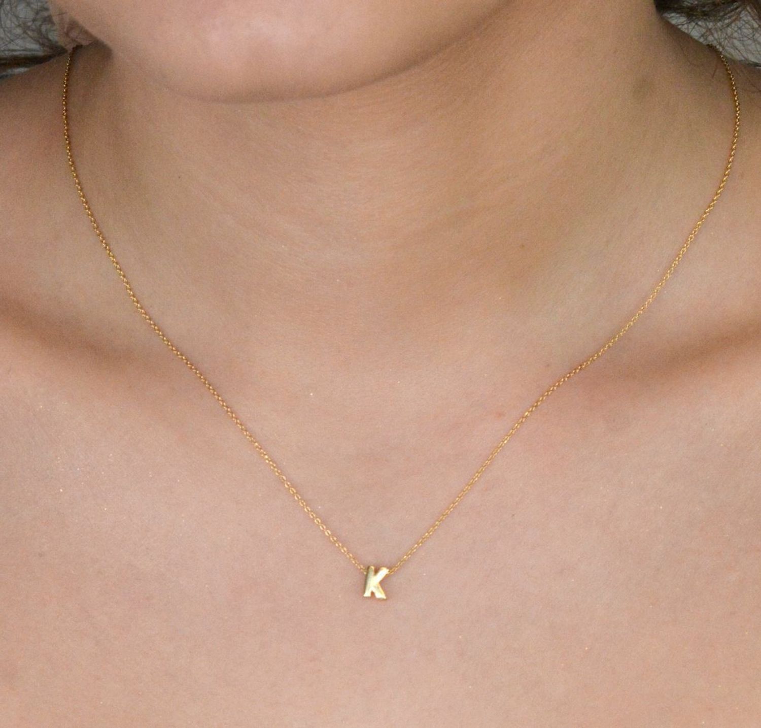 Srebrny naszyjnik damski z literką K pozłacany srebro 925 DIA-NSZ-ALSS0487NY-925. Srebrny naszyjnik celebrytka na prezent CELEBRYTKA pozłacana. Naszyjnik został wykonany ze srebra próby 925 1.jpg