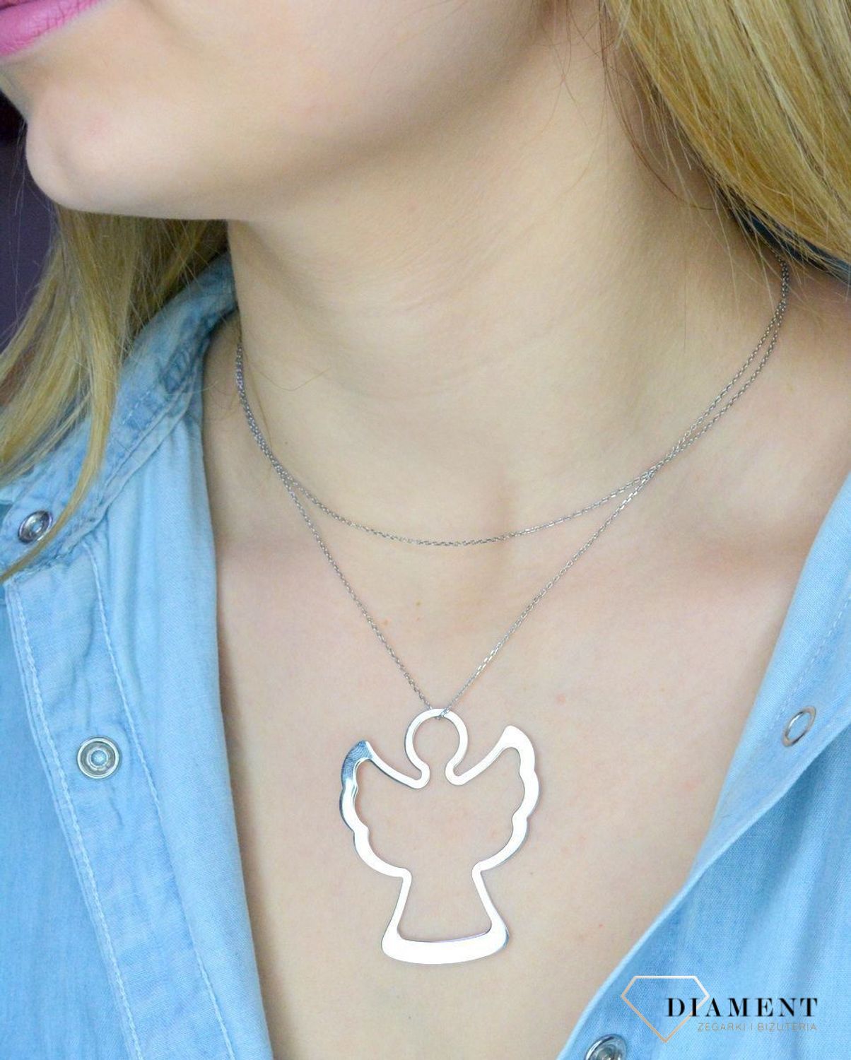 Długi naszyjnik z zapięciem na karabińczyk. Naszyjnik z dużą zawieszką w kształcie anioła. Idealny naszyjnik na I komunię czy bierzmowanie.  Naszyjnik srebrny o długości 80 cm sprawdzi się idealnie na prezent dla nowoczesnej.jpg