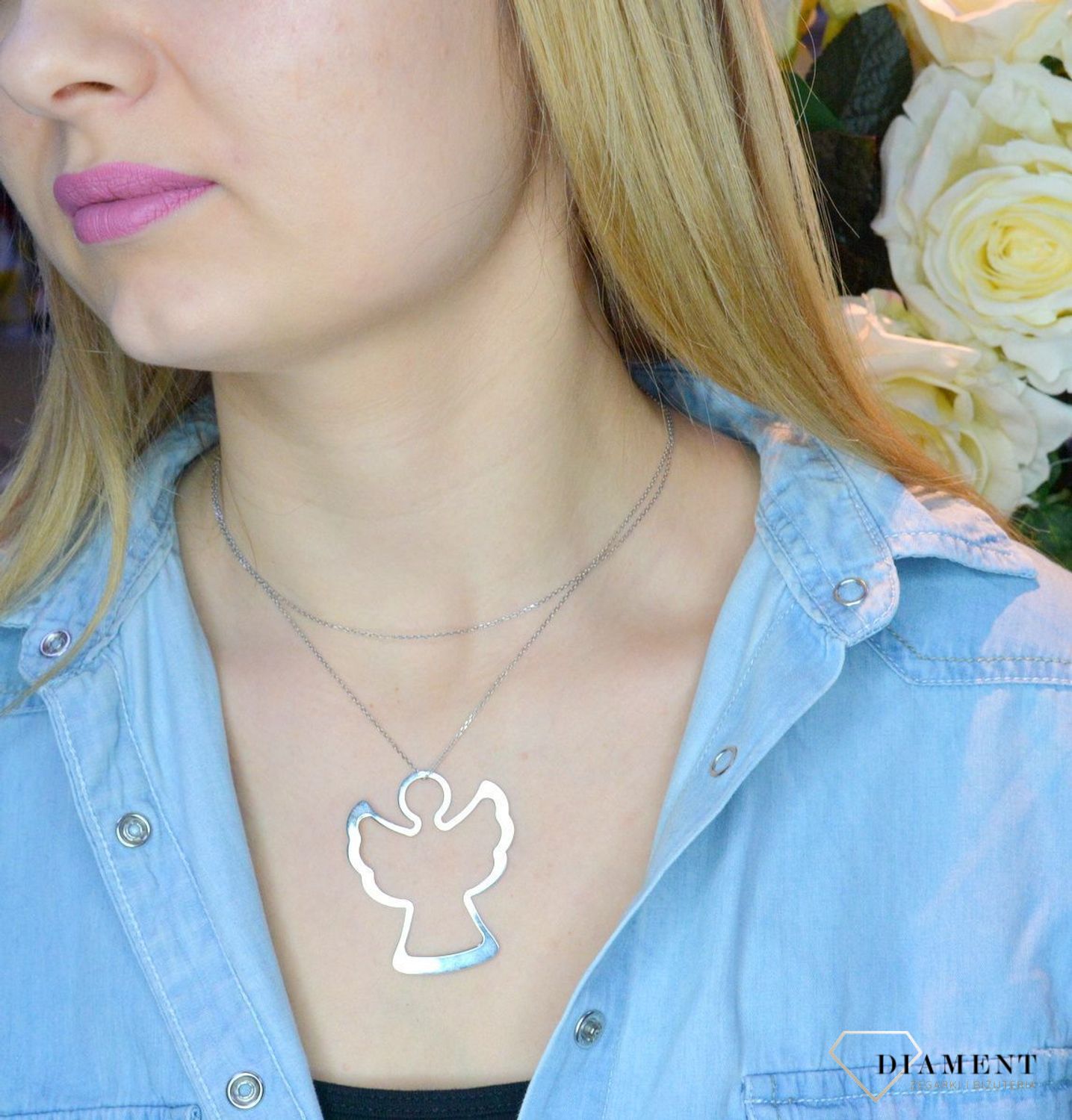 Długi naszyjnik z zapięciem na karabińczyk. Naszyjnik z dużą zawieszką w kształcie anioła. Idealny naszyjnik na I komunię czy bierzmowanie.  Naszyjnik srebrny o długości 80 cm sprawdzi się idealnie na prezent dla nowoczesnej.jpg