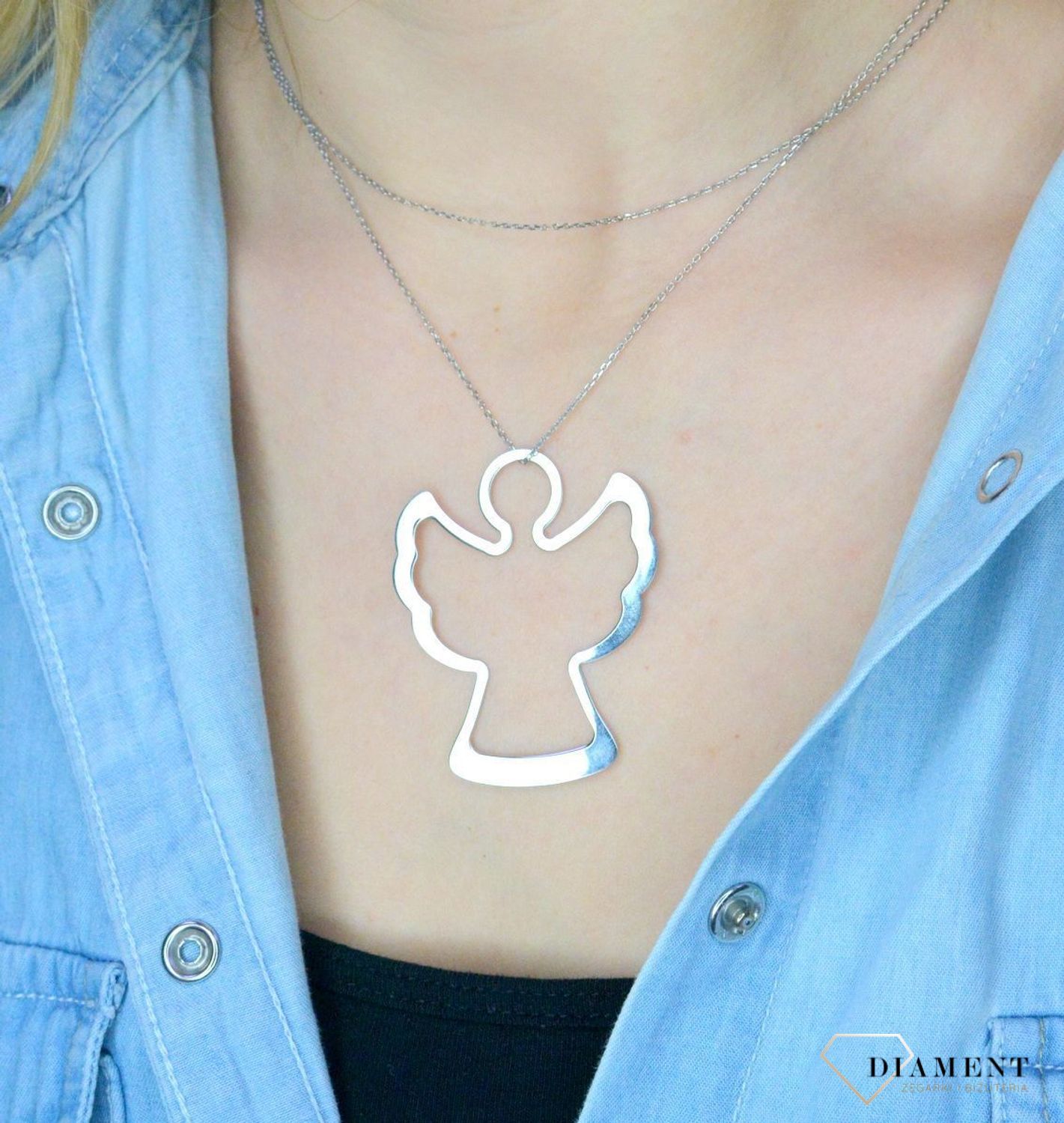 Długi naszyjnik z zapięciem na karabińczyk. Naszyjnik z dużą zawieszką w kształcie anioła. Idealny naszyjnik na I komunię czy bierzmowanie.  Naszyjnik srebrny o długości 80 cm sprawdzi się idealnie na prezent dla nowoczesnej.jpg