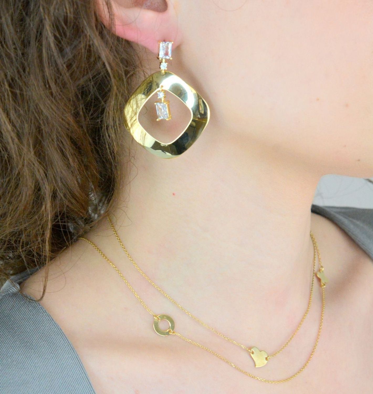 Naszyjnik celebrytka pozł. długa 75 cm, DIA-NSZ-APARTI-925-6  Srebrny naszyjnik długi ozdobiony sercem, kwiatkiem i kółeczkami. Subtelna klasyka w nowoczesnym wydaniu, z odrobiną francuskiego minimalizmu1.jpg