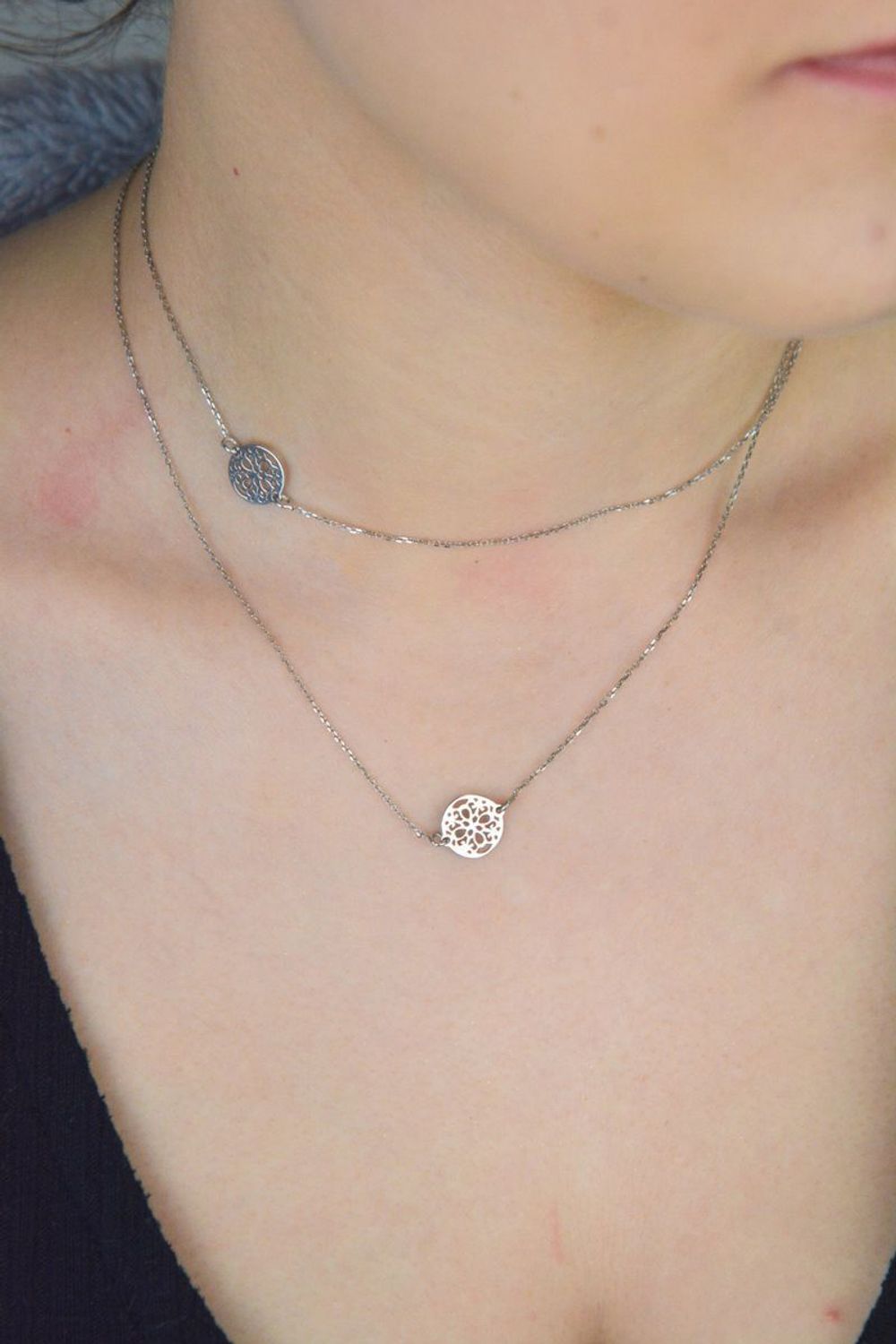 Elegancki naszyjnik damski srebrny próba 925 z dwoma ażurowymi kółeczkami i jedną koniczynką. Zapięcie na karabińczyk. Długość 70 cm, waga 2,60 g. Idealny na prezent.1.jpg