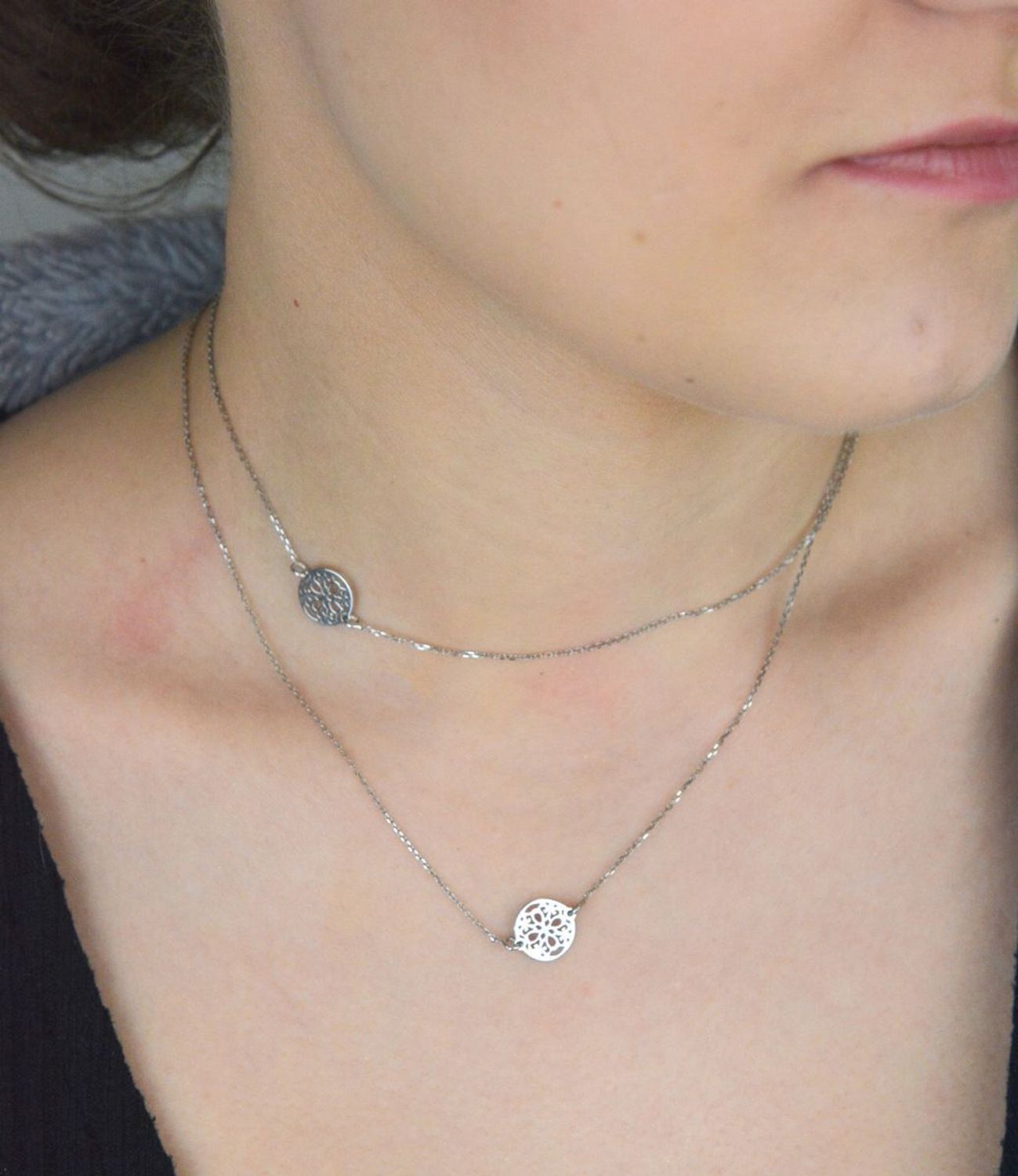 Elegancki naszyjnik damski srebrny próba 925 z dwoma ażurowymi kółeczkami i jedną koniczynką. Zapięcie na karabińczyk. Długość 70 cm, waga 2,60 g. Idealny na prezent.1.jpg