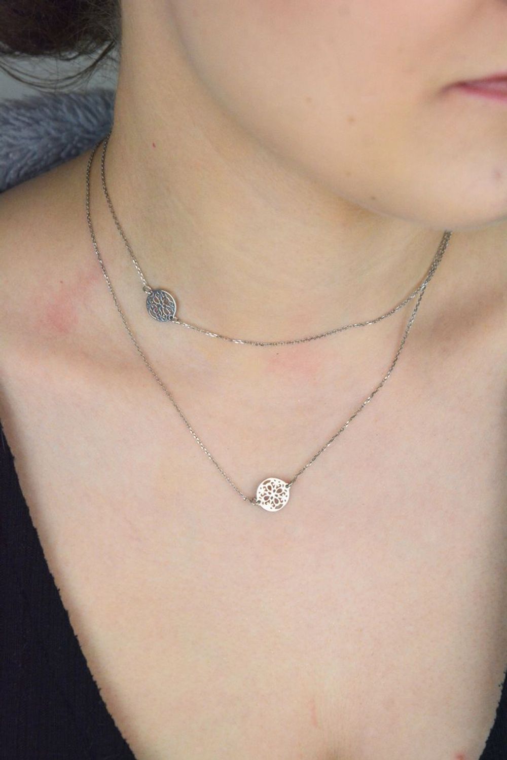 Elegancki naszyjnik damski srebrny próba 925 z dwoma ażurowymi kółeczkami i jedną koniczynką. Zapięcie na karabińczyk. Długość 70 cm, waga 2,60 g. Idealny na prezent.1.jpg