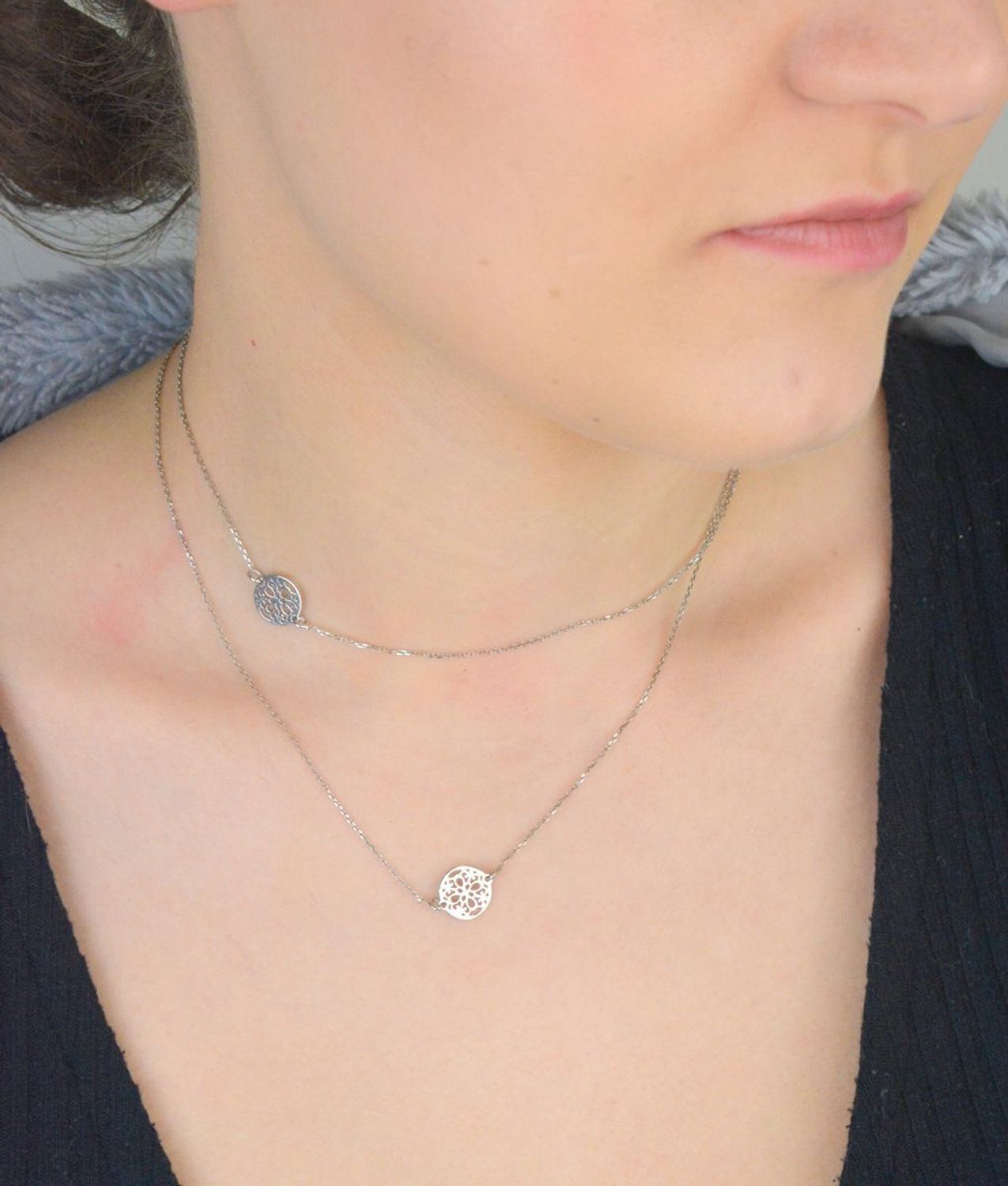 Elegancki naszyjnik damski srebrny próba 925 z dwoma ażurowymi kółeczkami i jedną koniczynką. Zapięcie na karabińczyk. Długość 70 cm, waga 2,60 g. Idealny na prezent.1.jpg