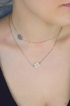 Elegancki naszyjnik damski srebrny próba 925 z dwoma ażurowymi kółeczkami i jedną koniczynką. Zapięcie na karabińczyk. Długość 70 cm, waga 2,60 g. Idealny na prezent (1).JPG