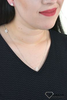 Srebrny naszyjnik celebrytka ażurowe koła DIA-NSZ-APARTI15-925. Model naszyjnika został ozdobiony zawieszkami w kształcie koła w kolorze srebra z ażurowym wzorem. Modna zawieszka ś (4).JPG
