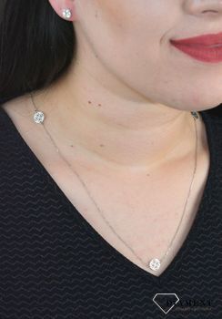 Srebrny naszyjnik celebrytka ażurowe koła DIA-NSZ-APARTI15-925. Model naszyjnika został ozdobiony zawieszkami w kształcie koła w kolorze srebra z ażurowym wzorem. Modna zawieszka świ (1).JPG