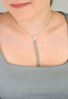 Srebrny naszyjnik 925 z trójkątną zawieszką z białymi cyrkoniami i wiszącymi łańcuszkami. Długość 65+4 cm. Elegancja z nowoczesnym stylem (5).JPG