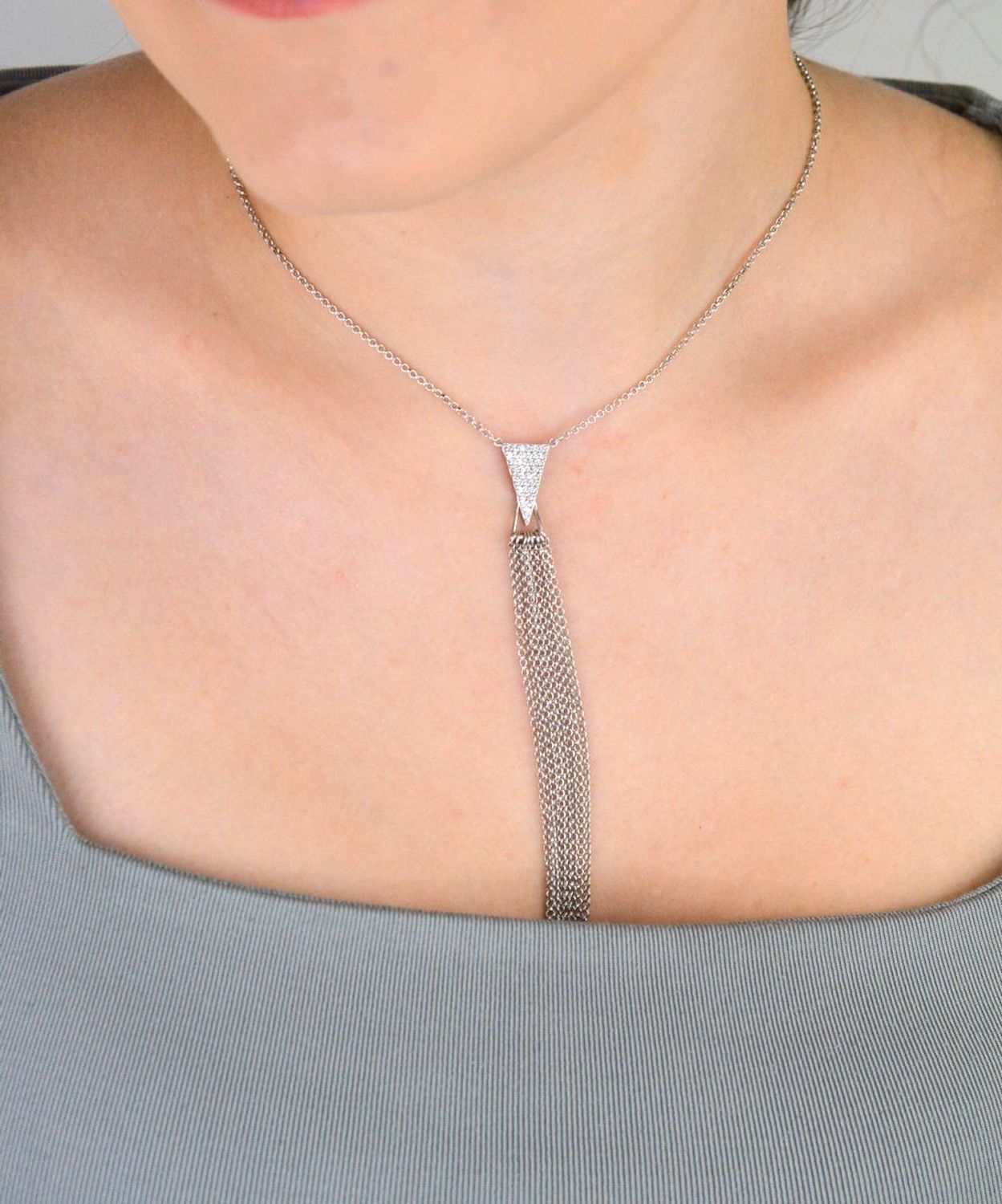 Srebrny naszyjnik 925 z trójkątną zawieszką z białymi cyrkoniami i wiszącymi łańcuszkami. Długość 65+4 cm. Elegancja z nowoczesnym stylem.1.jpg