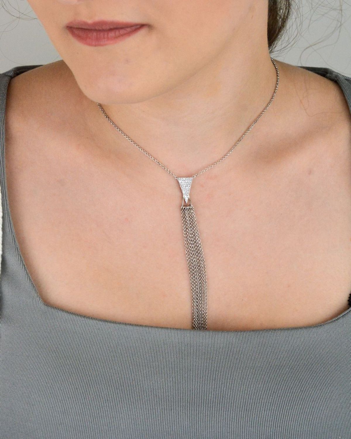 Srebrny naszyjnik 925 z trójkątną zawieszką z białymi cyrkoniami i wiszącymi łańcuszkami. Długość 65+4 cm. Elegancja z nowoczesnym stylem.1.jpg