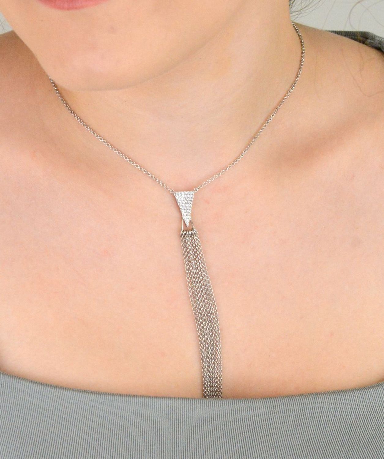 Srebrny naszyjnik 925 z trójkątną zawieszką z białymi cyrkoniami i wiszącymi łańcuszkami. Długość 65+4 cm. Elegancja z nowoczesnym stylem.1.jpg