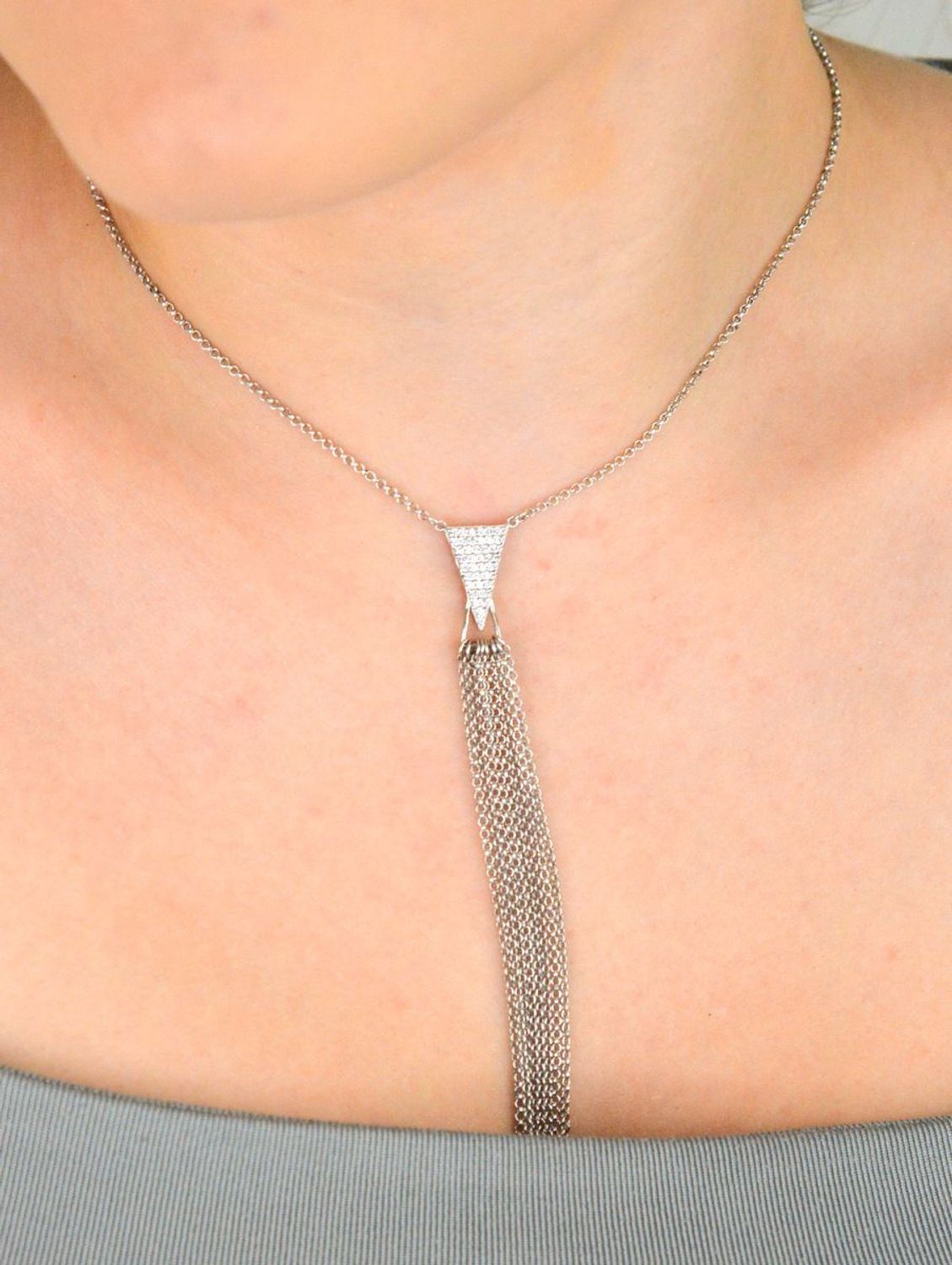 Srebrny naszyjnik 925 z trójkątną zawieszką z białymi cyrkoniami i wiszącymi łańcuszkami. Długość 65+4 cm. Elegancja z nowoczesnym stylem.1.jpg