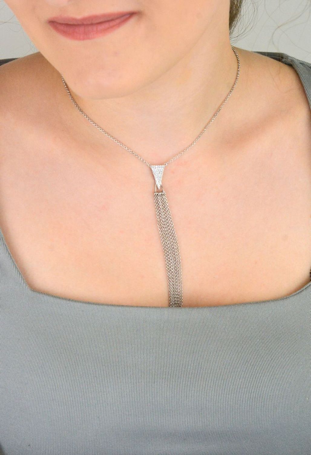 Srebrny naszyjnik 925 z trójkątną zawieszką z białymi cyrkoniami i wiszącymi łańcuszkami. Długość 65+4 cm. Elegancja z nowoczesnym stylem.1.jpg