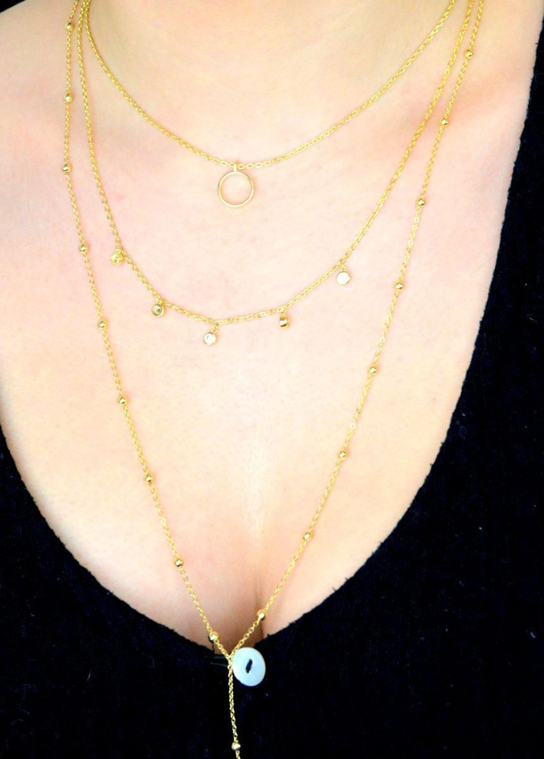 Naszyjnik potrójny pozł. srebro 925, DIA-NSZ-APARTI8-Z-925 Naszyjnik wykonany z najwyższej jakości srebra pozłacanego. Naszyjnik potrójny w formie celebrytki z kółeczkiem i cyrkoniami. Wykonany z próby 9251.jpg