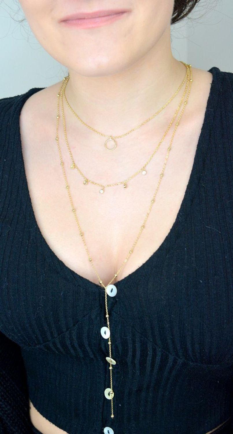 Naszyjnik potrójny pozł. srebro 925, DIA-NSZ-APARTI8-Z-925 Naszyjnik wykonany z najwyższej jakości srebra pozłacanego. Naszyjnik potrójny w formie celebrytki z kółeczkiem i cyrkoniami. Wykonany z próby 9251.jpg