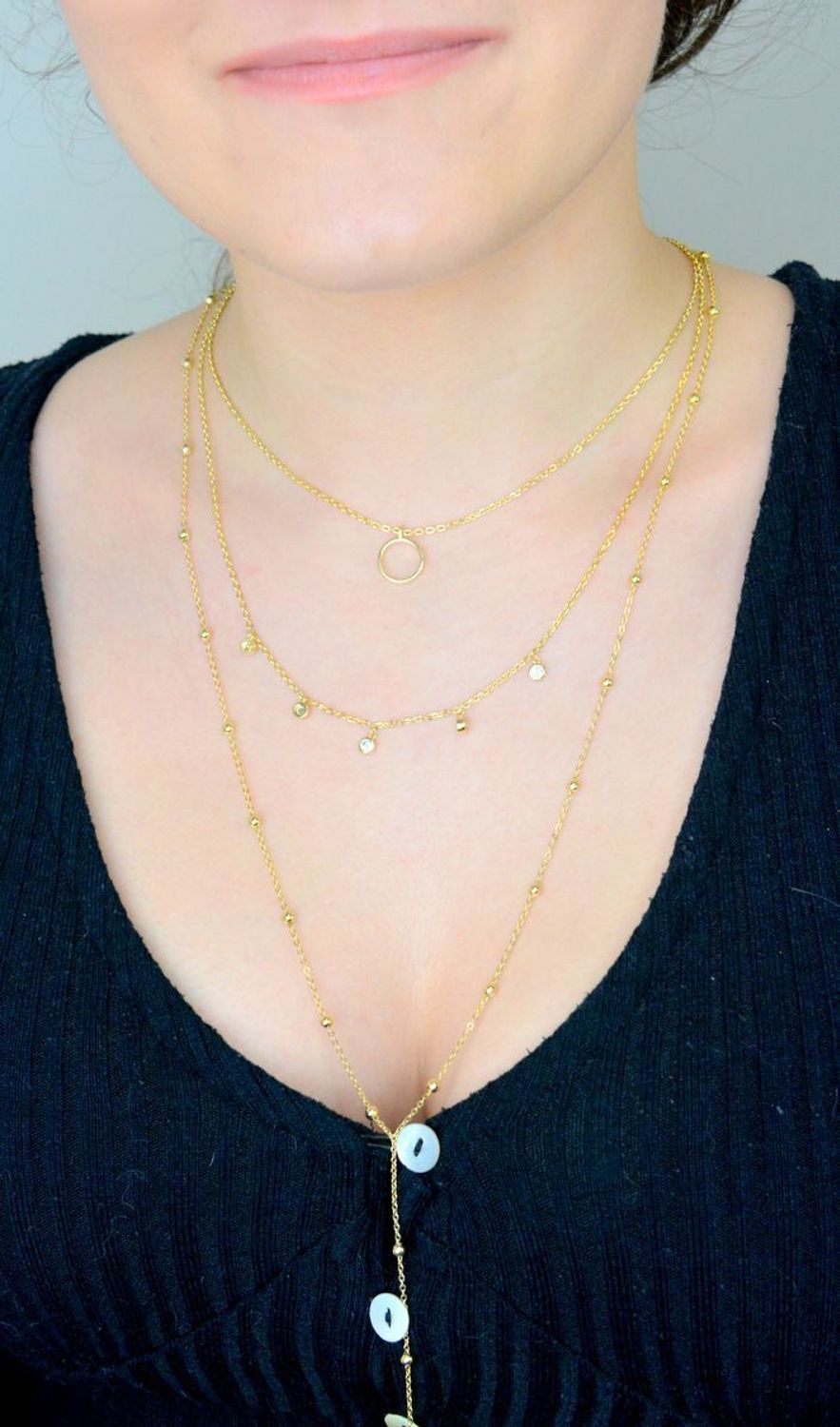 Naszyjnik potrójny pozł. srebro 925, DIA-NSZ-APARTI8-Z-925 Naszyjnik wykonany z najwyższej jakości srebra pozłacanego. Naszyjnik potrójny w formie celebrytki z kółeczkiem i cyrkoniami. Wykonany z próby 9251.jpg