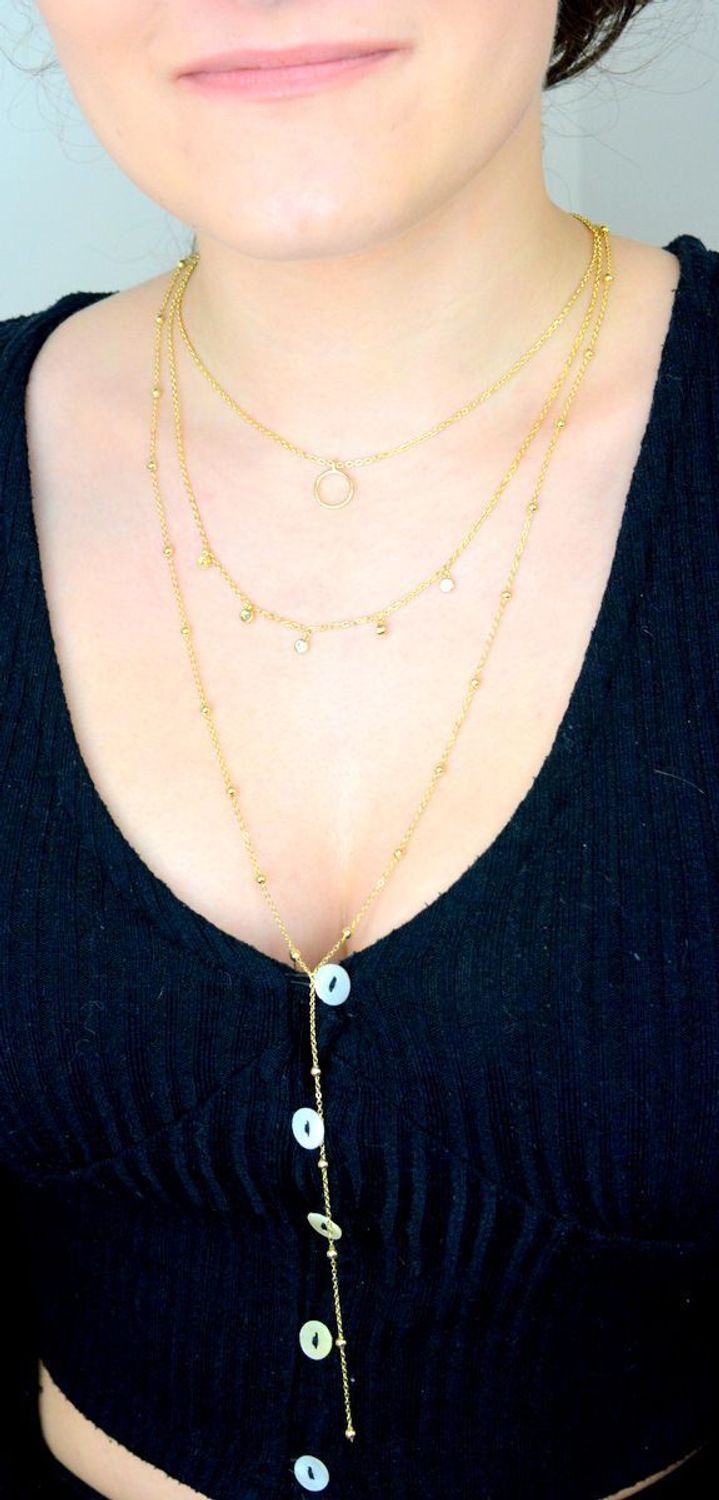 Naszyjnik potrójny pozł. srebro 925, DIA-NSZ-APARTI8-Z-925 Naszyjnik wykonany z najwyższej jakości srebra pozłacanego. Naszyjnik potrójny w formie celebrytki z kółeczkiem i cyrkoniami. Wykonany z próby 9251.jpg