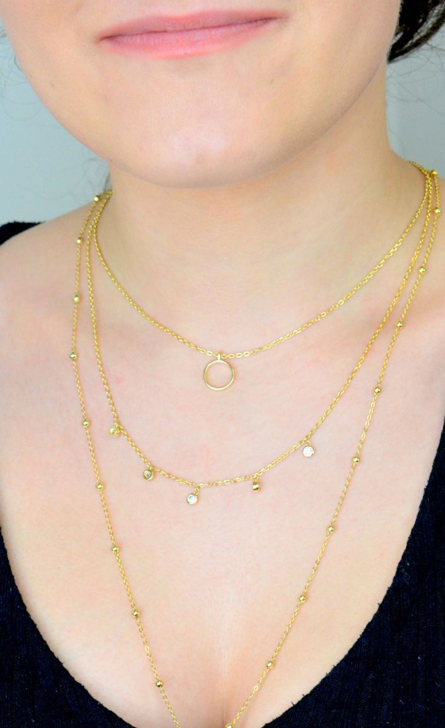 Naszyjnik potrójny pozł. srebro 925, DIA-NSZ-APARTI8-Z-925 Naszyjnik wykonany z najwyższej jakości srebra pozłacanego. Naszyjnik potrójny w formie celebrytki z kółeczkiem i cyrkoniami. Wykonany z próby 9251.jpg