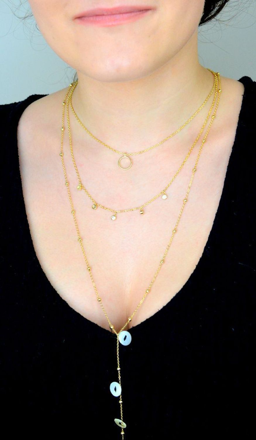 Naszyjnik potrójny pozł. srebro 925, DIA-NSZ-APARTI8-Z-925 Naszyjnik wykonany z najwyższej jakości srebra pozłacanego. Naszyjnik potrójny w formie celebrytki z kółeczkiem i cyrkoniami. Wykonany z próby 9251.jpg