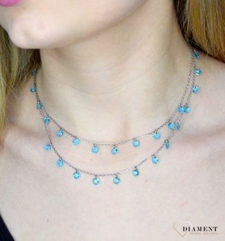 Srebrny naszyjnik niebieskie kryształy Swarovskiego DIA-NSZ-APARTI91-925. Srebrny naszyjnik z niebieskimi kryształkami, efektowny naszyjnik wykonany z najwyższej jakości srebra to elegancki dodatek (1).JPG