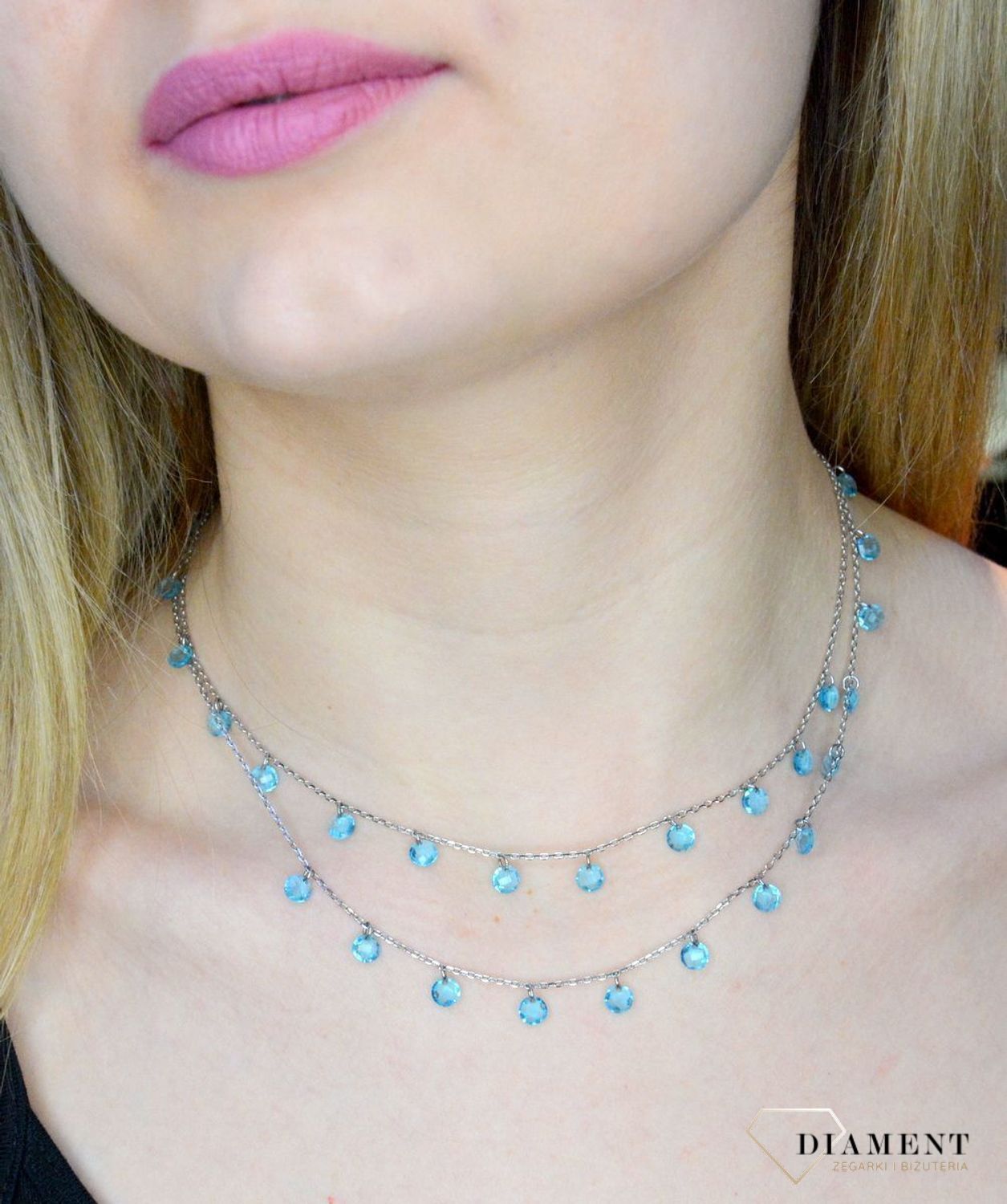 Srebrny naszyjnik niebieskie kryształy Swarovskiego DIA-NSZ-APARTI91-925. Srebrny naszyjnik z niebieskimi kryształkami, efektowny naszyjnik wykonany z najwyższej jakości srebra t.jpg