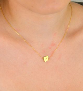 Złoty naszyjnik damski próby 333 z zawieszką w kształcie dwóch gładkich stópek. Długość 42+3 cm, splot ankier, waga 0,90 g. Symboliczna i delikatna biżuteria o wyjątkowym znaczeniu (4).JPG