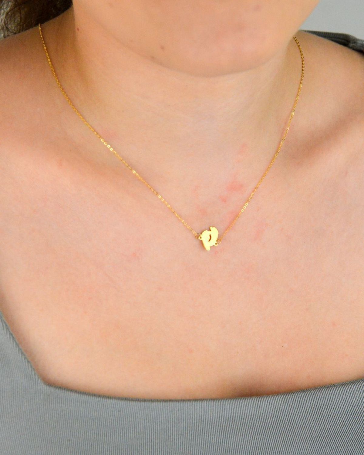 Złoty naszyjnik damski próby 333 z zawieszką w kształcie dwóch gładkich stópek. Długość 42+3 cm, splot ankier, waga 0,90 g. Symboliczna i delikatna biżuteria o wyjątkowym znaczeniu.1.jpg