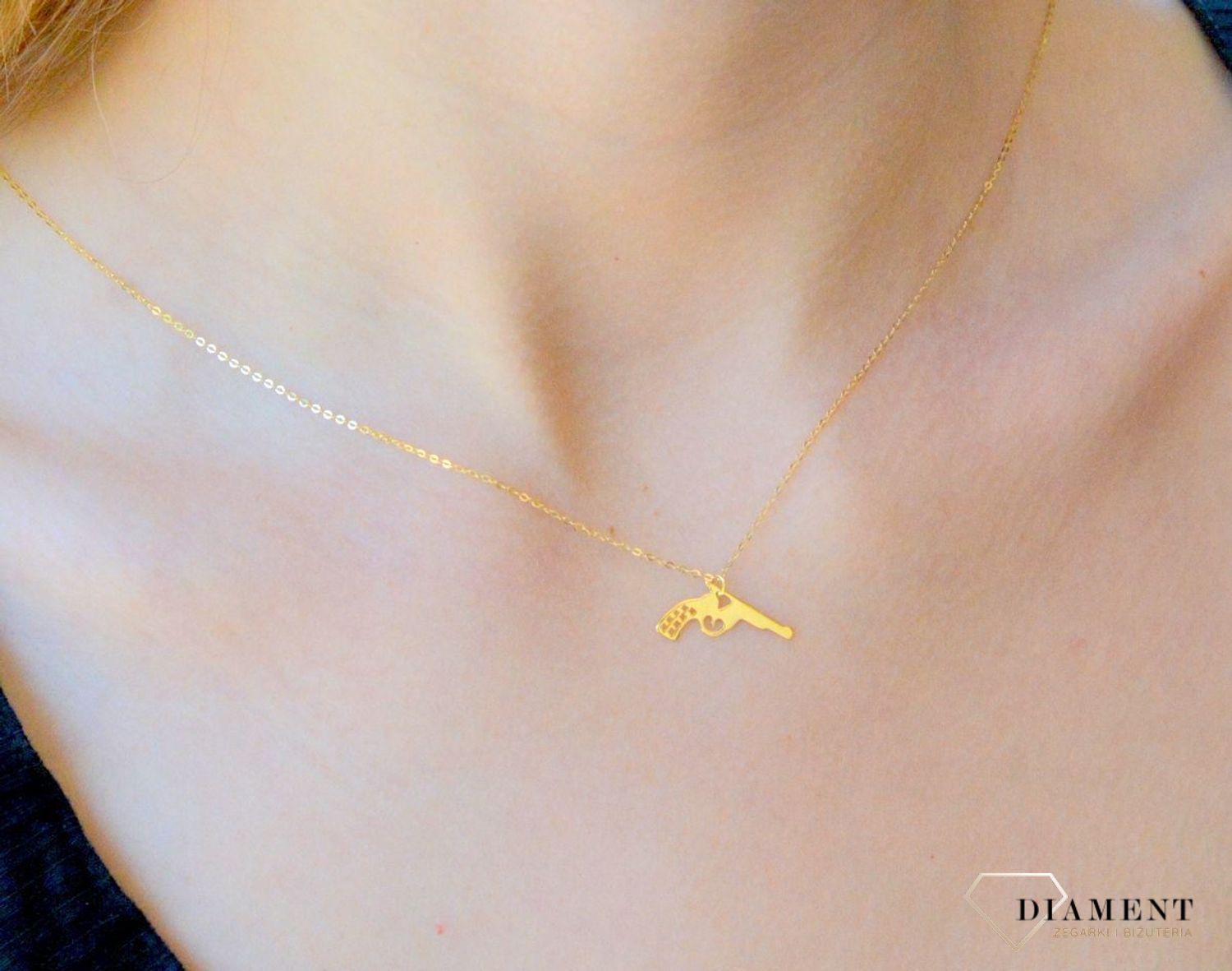 Złoty naszyjnik celebrytka damska PISTOLET 333 DIA-NSZ-CEL195NG8K. Prezent na przysięgę wojskową dla dziewczyny. Prezent dla wojskowej. Modna celebrytka. Motyw broni..jpg