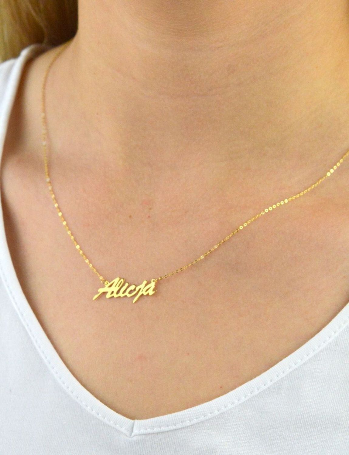 Złoty naszyjnik damski celebrytka 333 imię Alicja CEL237NG8KALICJA Prezent naszyjnik dla Alicji. Zawieszka z imieniem została zamocowana do złotego łańcuszka o klasycznym splocie ankier po obu stronach, dzi.jpg