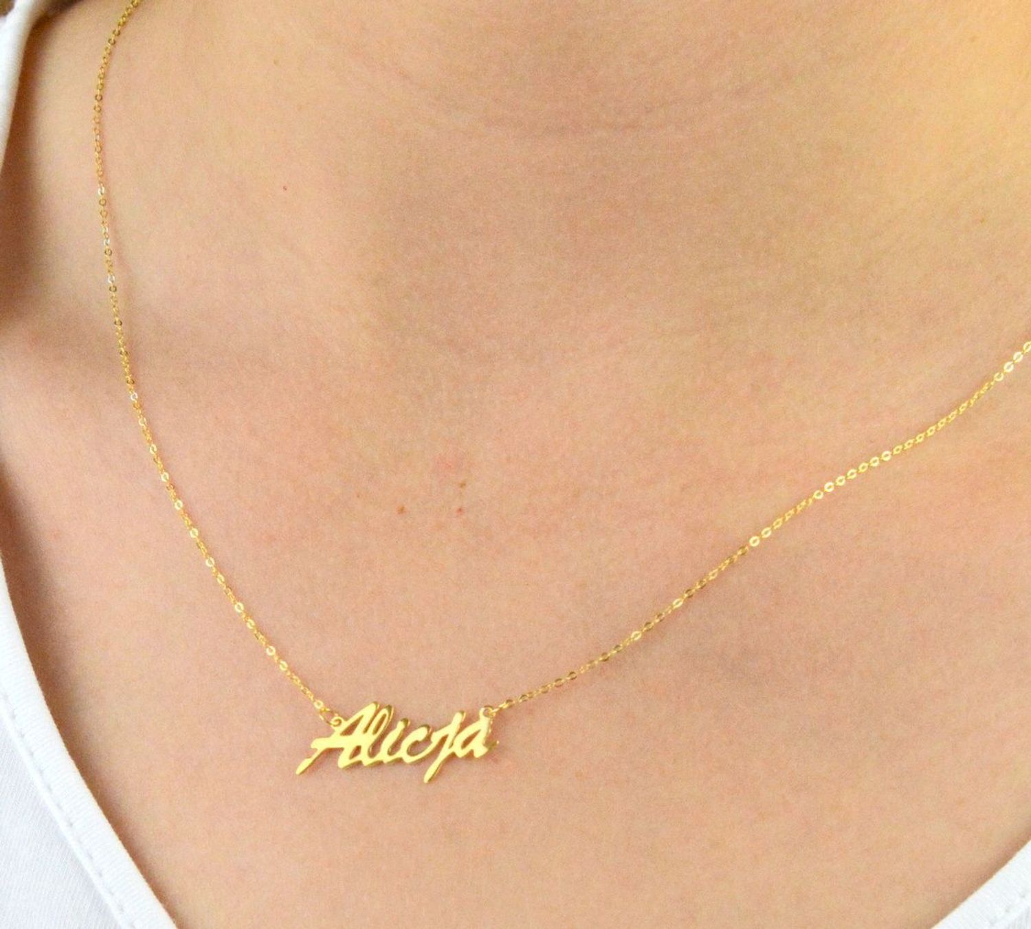 Złoty naszyjnik damski celebrytka 333 imię Alicja CEL237NG8KALICJA Prezent naszyjnik dla Alicji. Zawieszka z imieniem została zamocowana do złotego łańcuszka o klasycznym splocie ankier po obu stronach, dzi.jpg