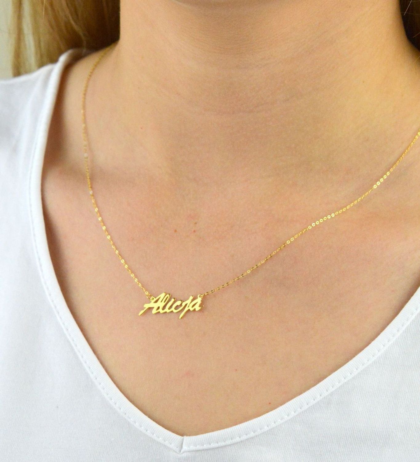 Złoty naszyjnik damski celebrytka 333 imię Alicja CEL237NG8KALICJA Prezent naszyjnik dla Alicji. Zawieszka z imieniem została zamocowana do złotego łańcuszka o klasycznym splocie ankier po obu stronach, dzi.jpg
