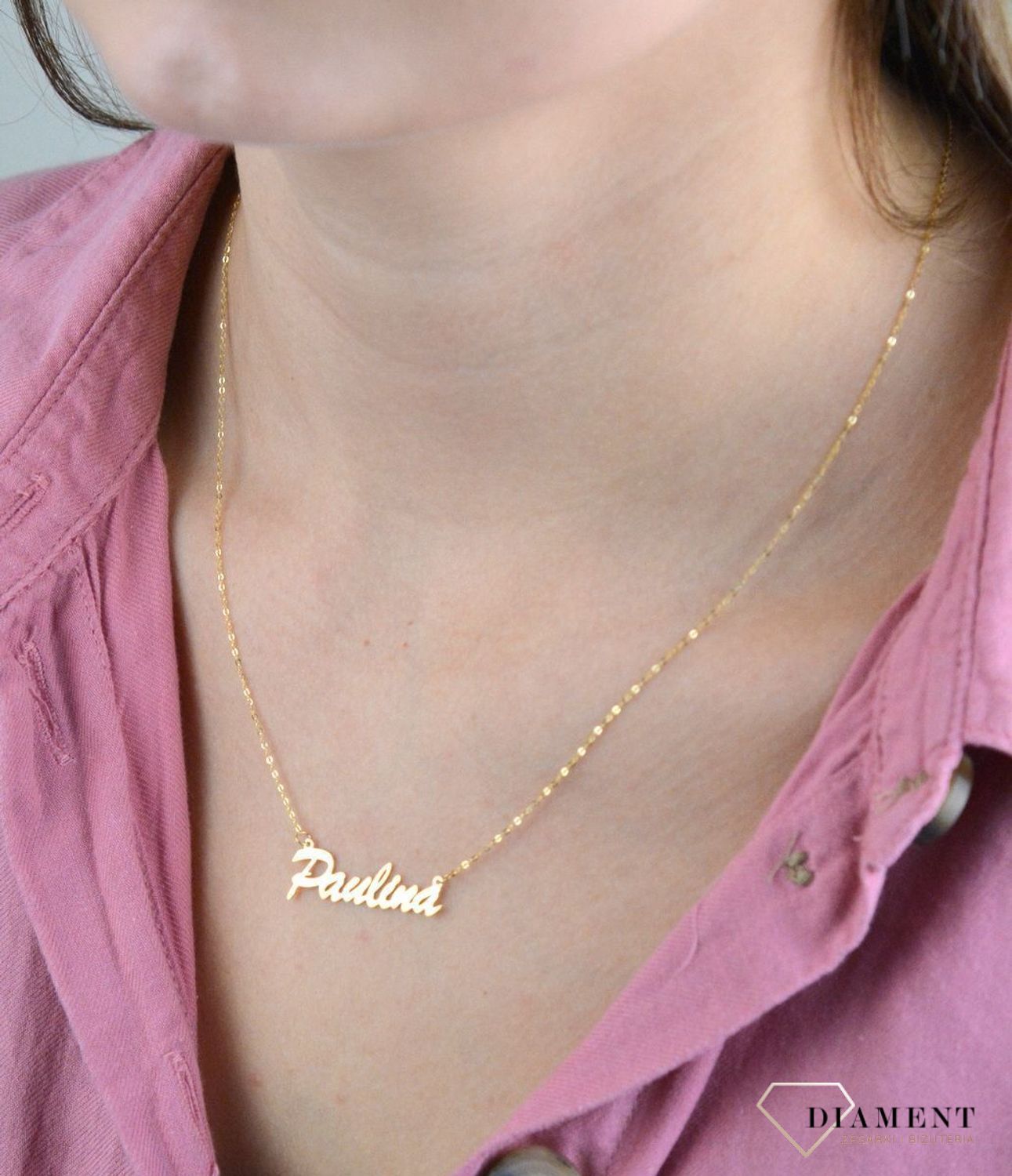 Złota celebrytka 333 z imieniem PAULINA DIA-NSZ-CEL259NG8KPAULI.  Subtelny i nowoczesny naszyjnik wykonany z najwyższej jakości złota próby 333. Piękny naszyjnik ze złota z imieniem PAULINA.  Naszyjnik jest wykonany w formie.jpg