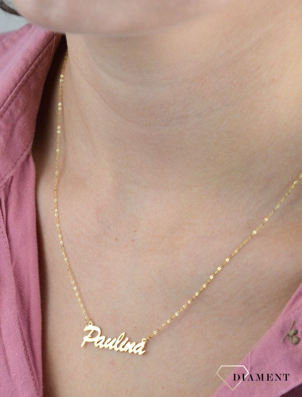 Złota celebrytka 333 z imieniem PAULINA DIA-NSZ-CEL259NG8KPAULI.  Subtelny i nowoczesny naszyjnik wykonany z najwyższej jakości złota próby 333. Piękny naszyjnik ze złota z imieniem PAULINA.  Naszyjnik jest wykonany w formie.jpg