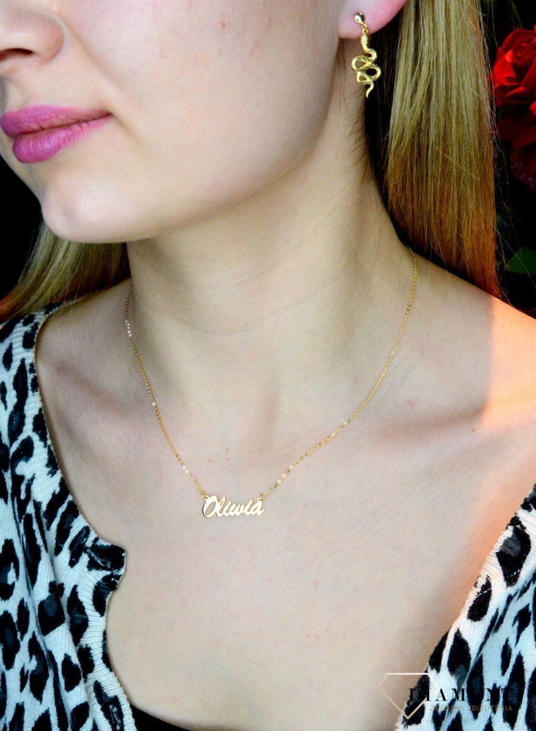 Złoty naszyjnik celebrytka z imieniem Oliwia DIA-NSZ-CEL251NG8KOLIWIA-333. Złoty naszyjnik celebrytka z imieniem Oliwia. Subtelny i nowoczesny naszyjnik wykonany z najwyższej jakości złota próby 333. Piękny naszyjnik.jpg