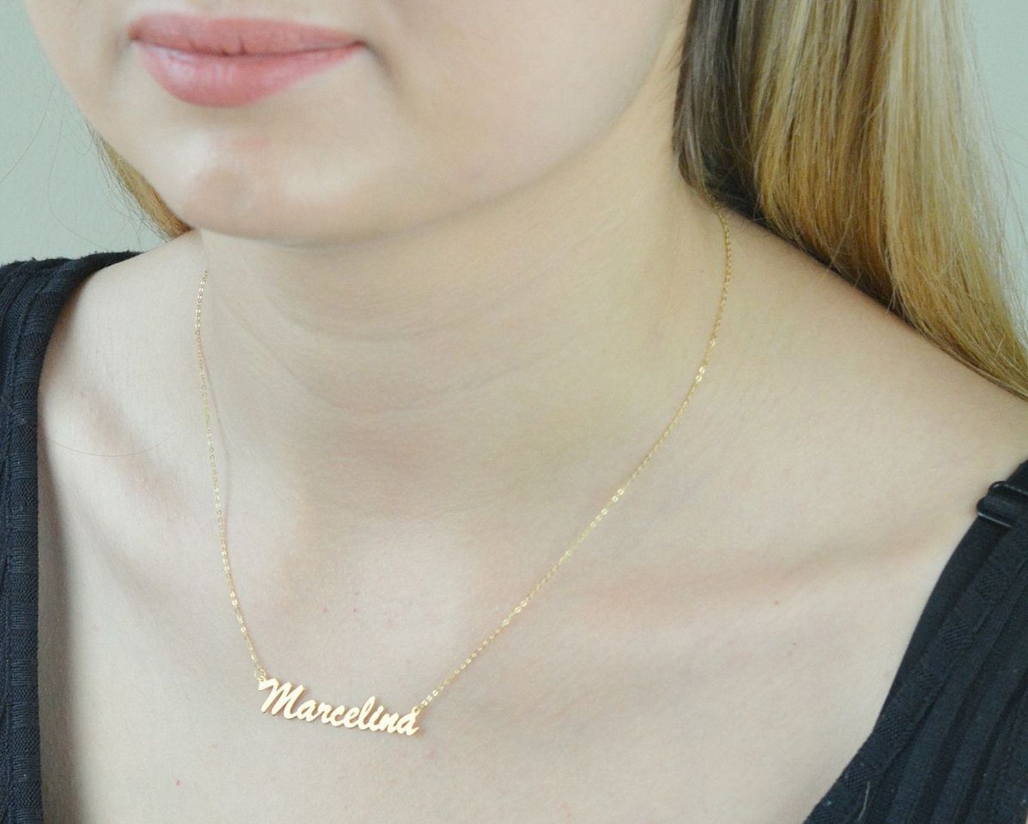 Złoty naszyjnik celebrytka z imieniem MARCELINA DIA-NSZ-CEL252NG8KMARCELINA-333. Subtelny i nowoczesny naszyjnik wykonany z najwyższej jakości złota próby 333. Piękny naszyjnik ze złota z imieniem Marcelina. Jest to doskonały.jpg