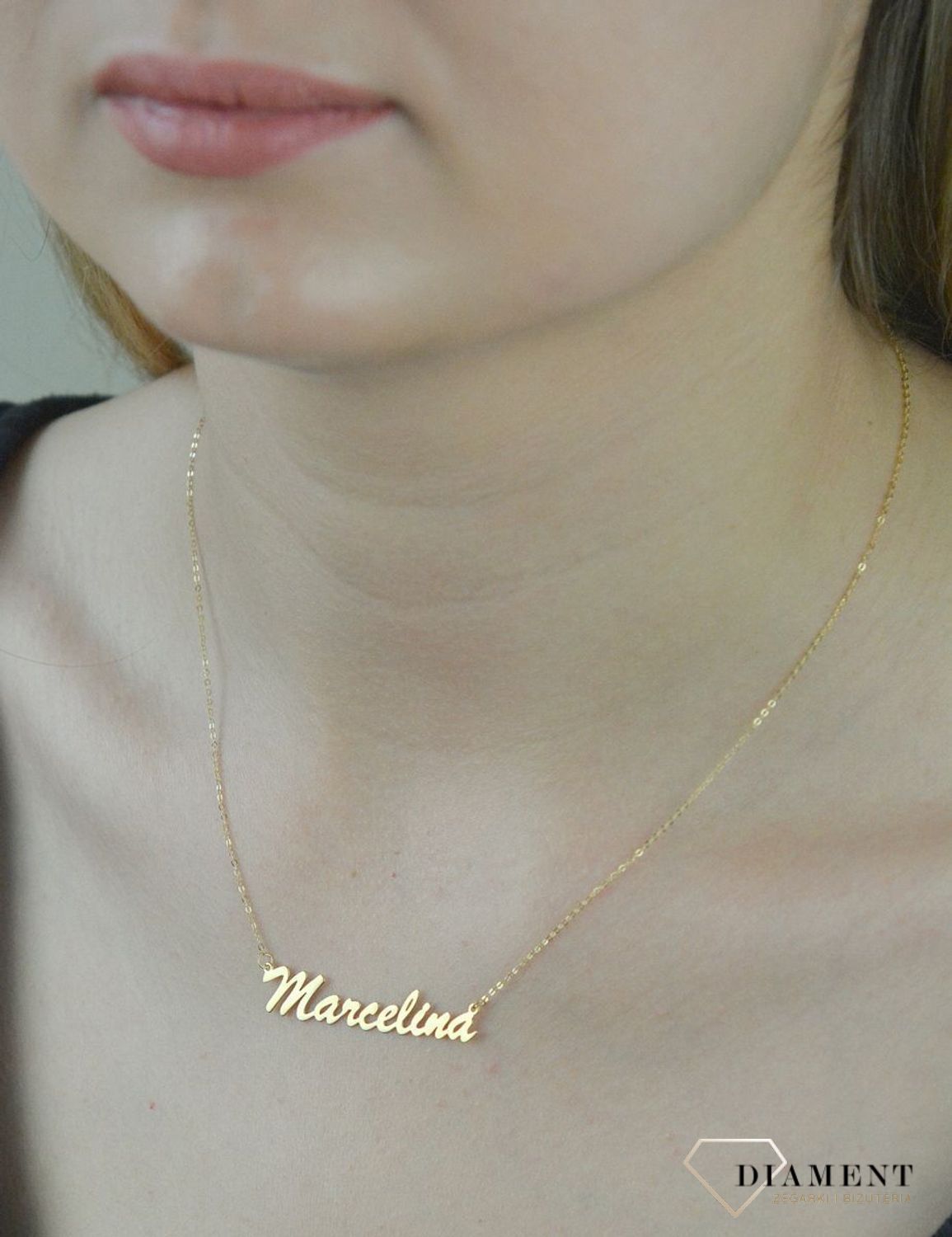 Złoty naszyjnik celebrytka z imieniem MARCELINA DIA-NSZ-CEL252NG8KMARCELINA-333. Subtelny i nowoczesny naszyjnik wykonany z najwyższej jakości złota próby 333. Piękny naszyjnik ze złota z imieniem Marcelina. Jest to doskonały.jpg