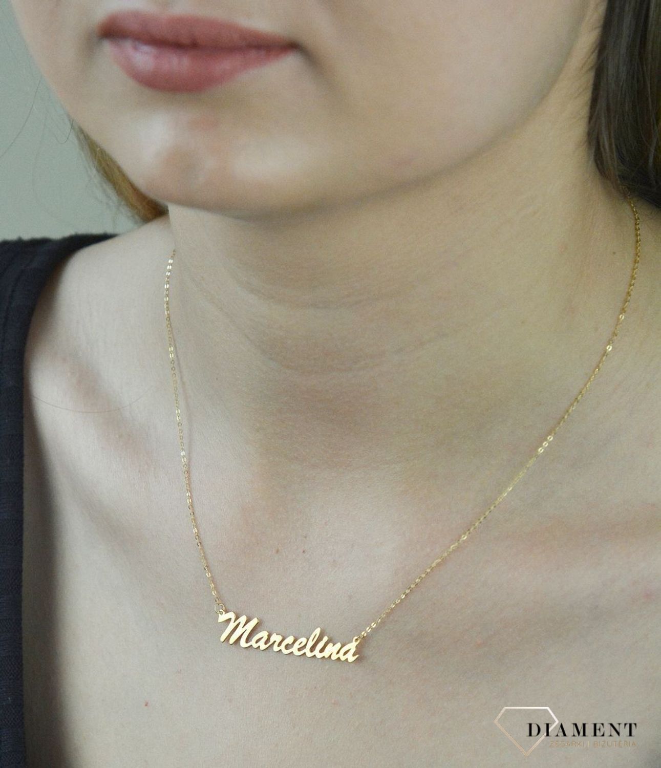 Złoty naszyjnik celebrytka z imieniem MARCELINA DIA-NSZ-CEL252NG8KMARCELINA-333. Subtelny i nowoczesny naszyjnik wykonany z najwyższej jakości złota próby 333. Piękny naszyjnik ze złota z imieniem Marcelina. Jest to doskonały.jpg