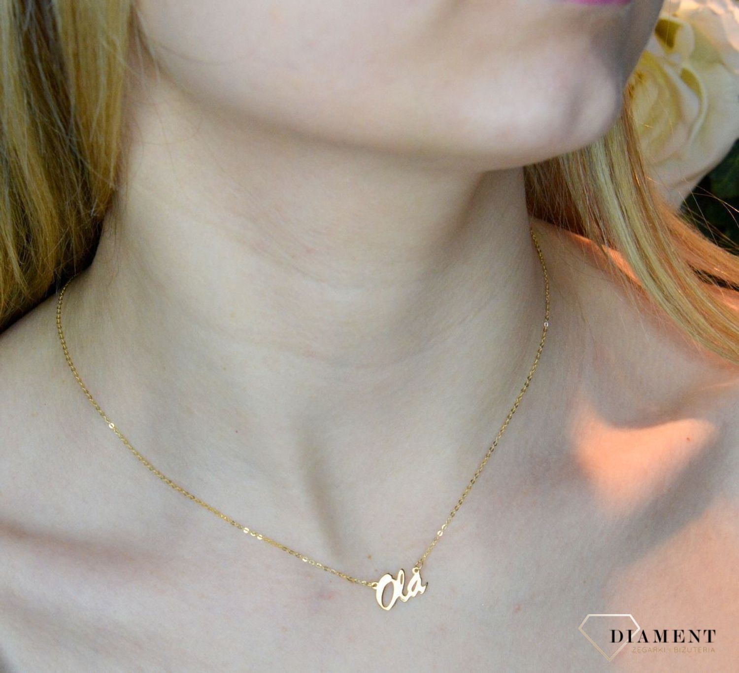 Złota celebrytka 333 z imieniem OLA DIA-NSZ-CEL254NG8KOLA-333. Subtelny i nowoczesny naszyjnik wykonany z najwyższej jakości złota próby 333. Piękny naszyjnik ze złota z imieniem Ola.  Naszyjnik jest wykonany w formie zawieszki. Zawie.jpg