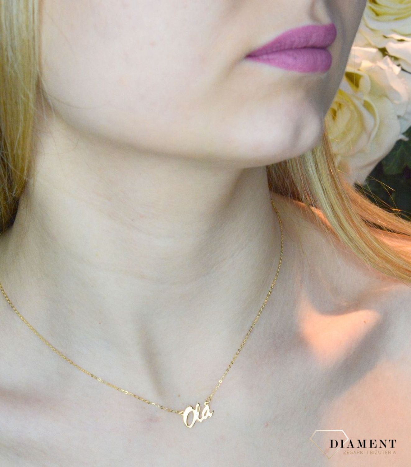 Złota celebrytka 333 z imieniem OLA DIA-NSZ-CEL254NG8KOLA-333. Subtelny i nowoczesny naszyjnik wykonany z najwyższej jakości złota próby 333. Piękny naszyjnik ze złota z imieniem Ola.  Naszyjnik jest wykonany w formie zawieszki. Zawie.jpg
